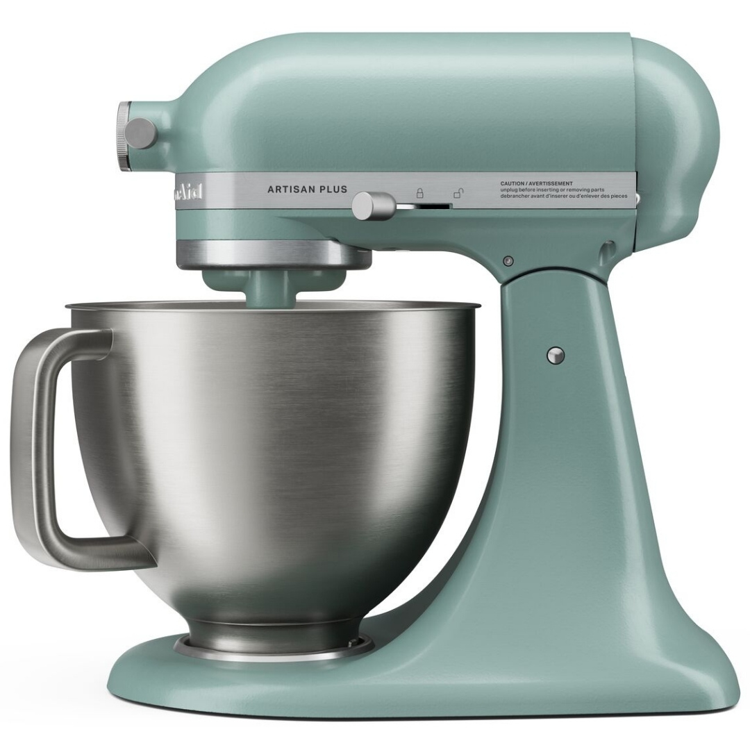 Beyaz arka planda gümüş metal kaseye sahip mat adaçayı yeşili KitchenAid Artisan Plus mutfak şefi.