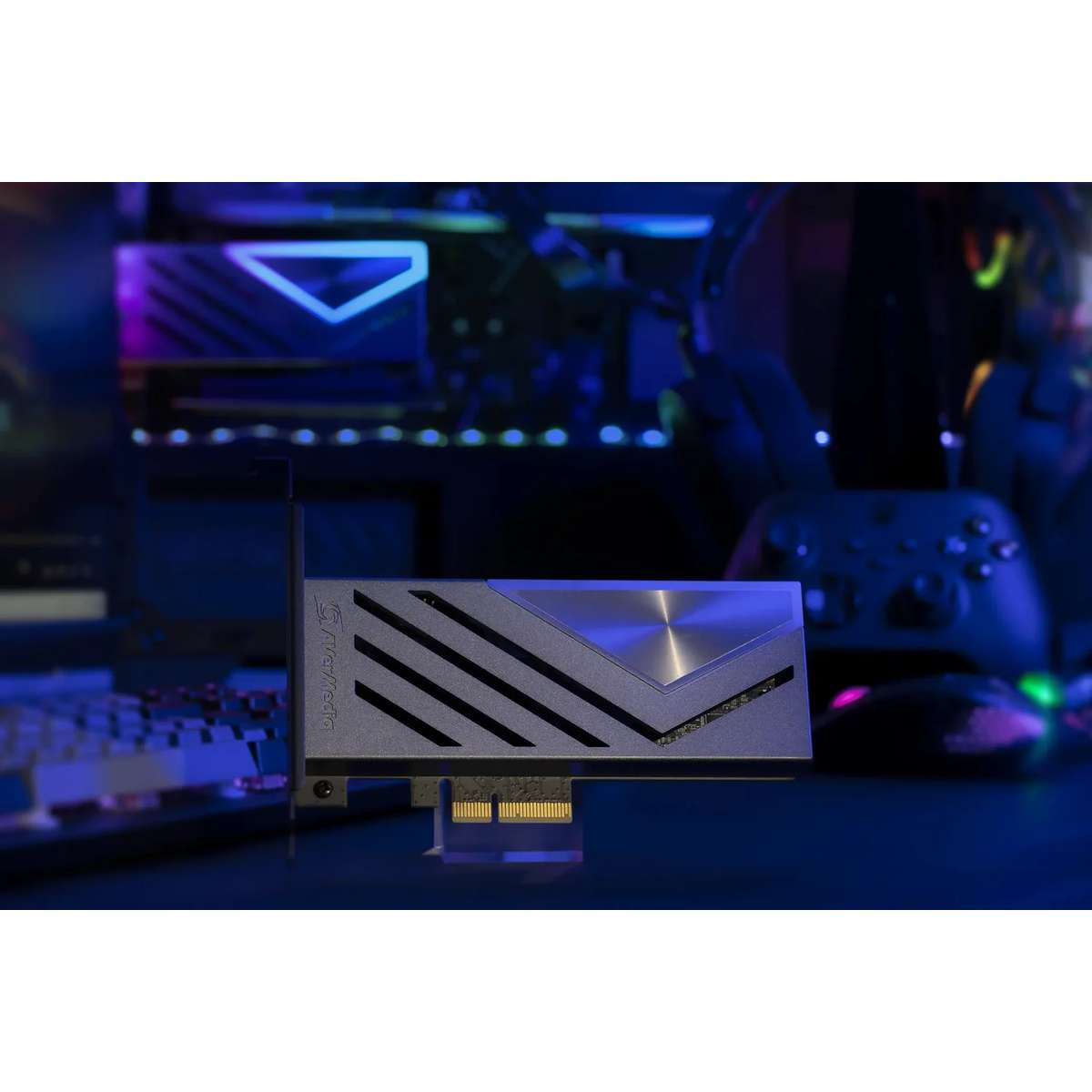 Eine schlichte dunkelgraue PCIe-Capture-Card in einem hell beleuchteten Gaming-PC mit blauer und lila Beleuchtung.