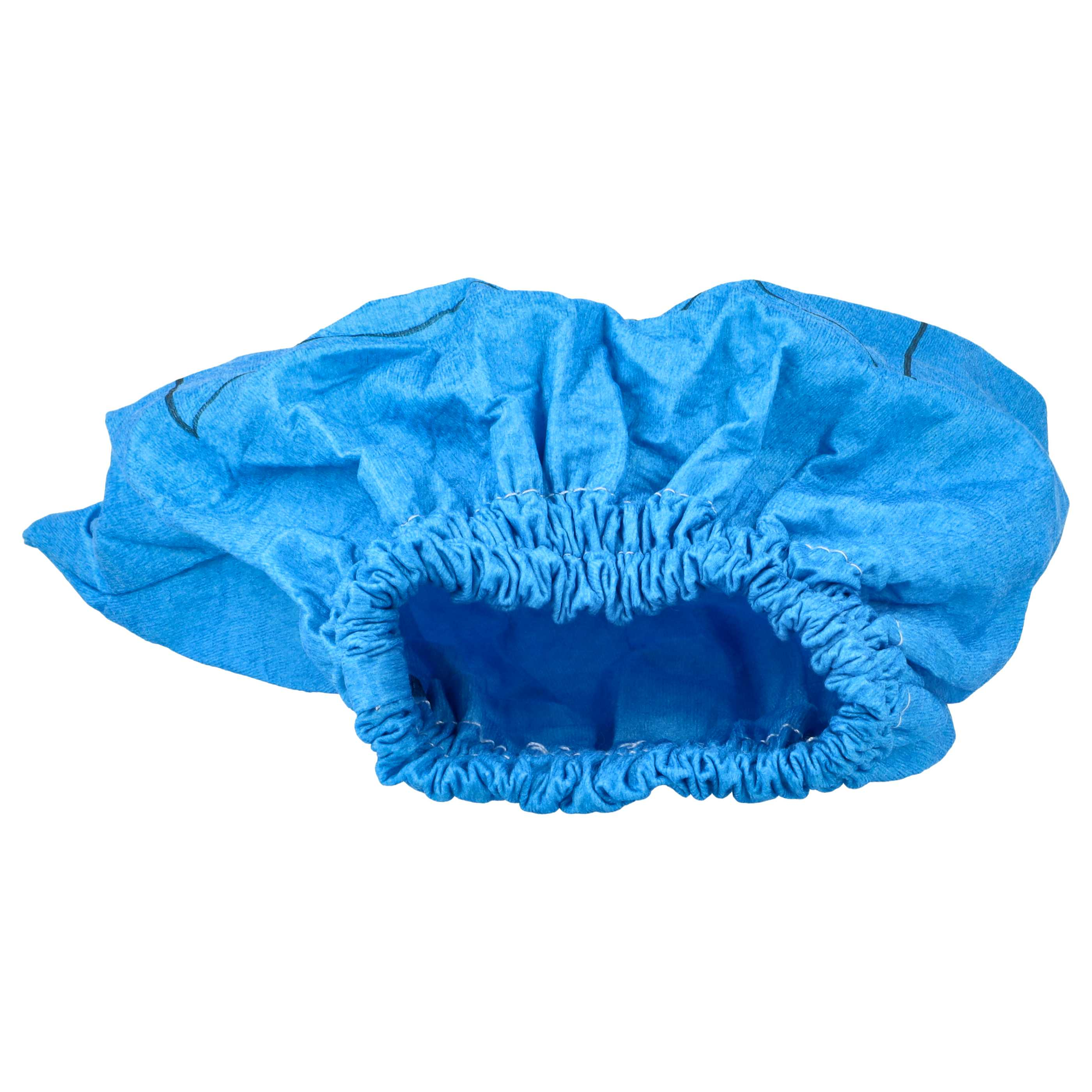 Eine blaue chirurgische Einwegmütze mit Gummizugöffnung, isoliert auf weißem Hintergrund.