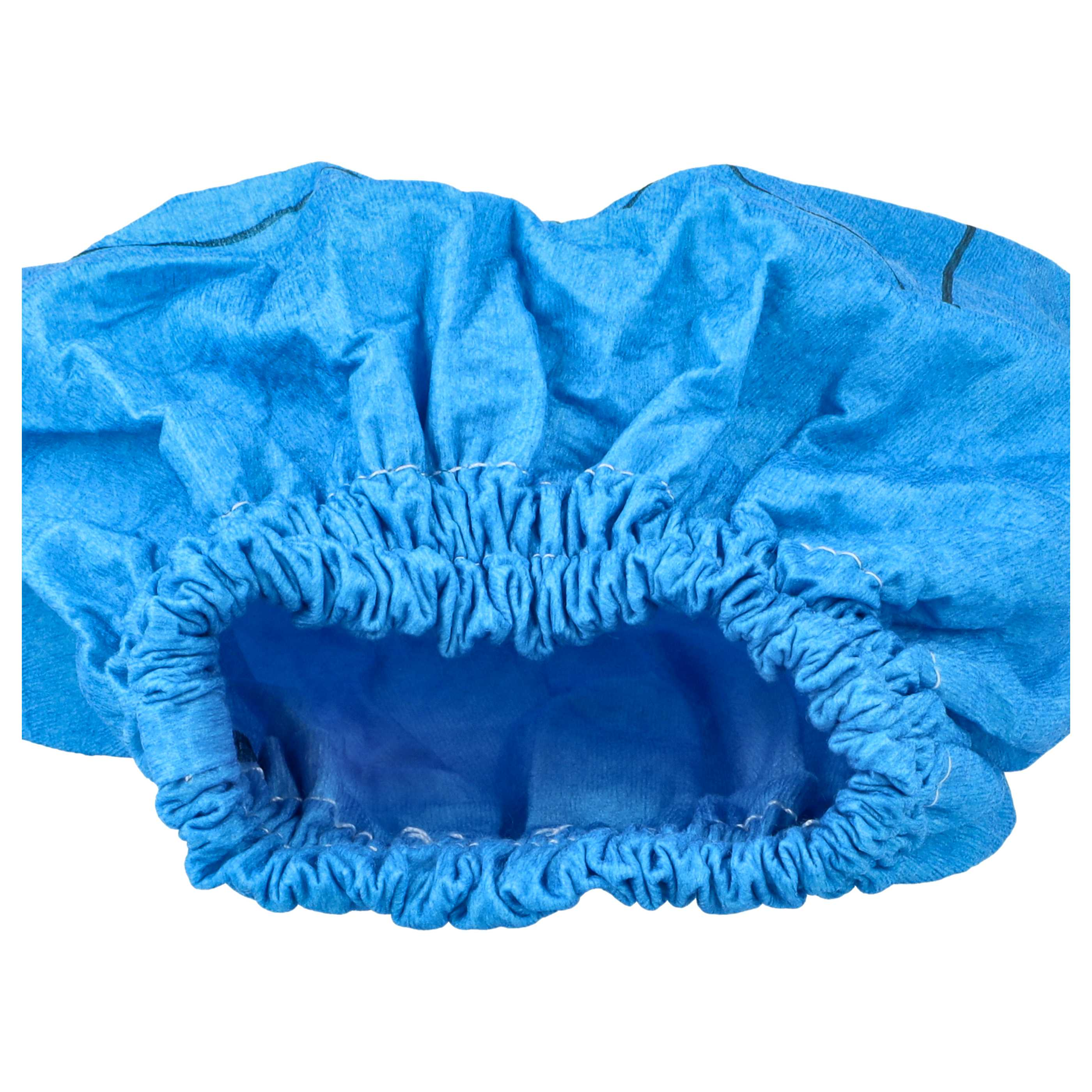 Eine blaue medizinische Einwegmütze aus Vliesstoff mit Gummizugöffnung, isoliert auf weißem Hintergrund.