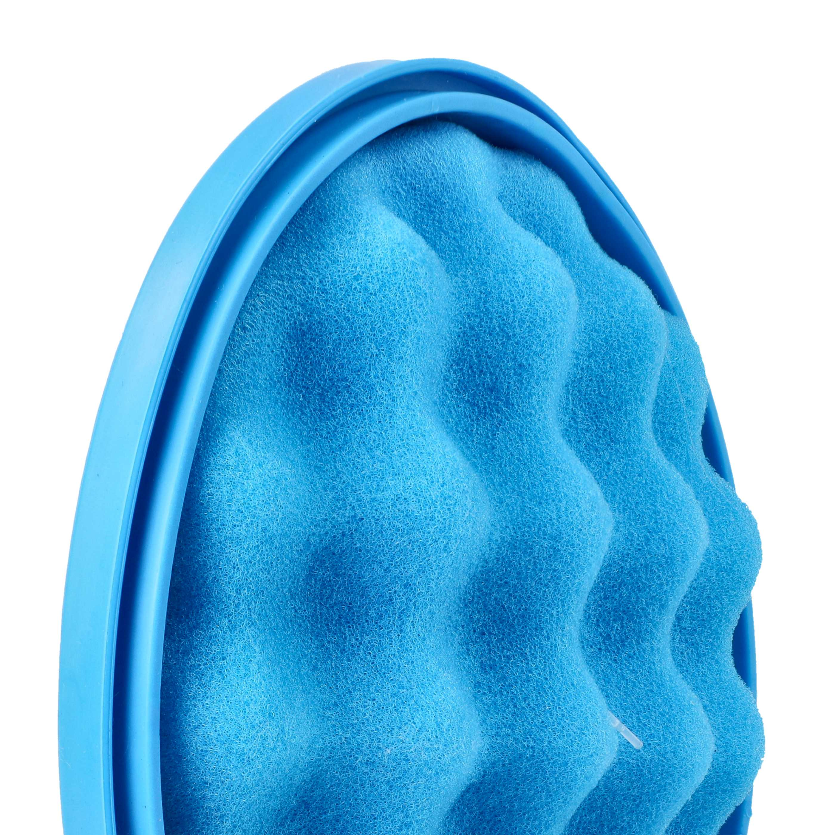 Nahaufnahme eines blauen, wellenförmigen Badeschwamms in einem blauen Plastikrahmen auf weißem Hintergrund.