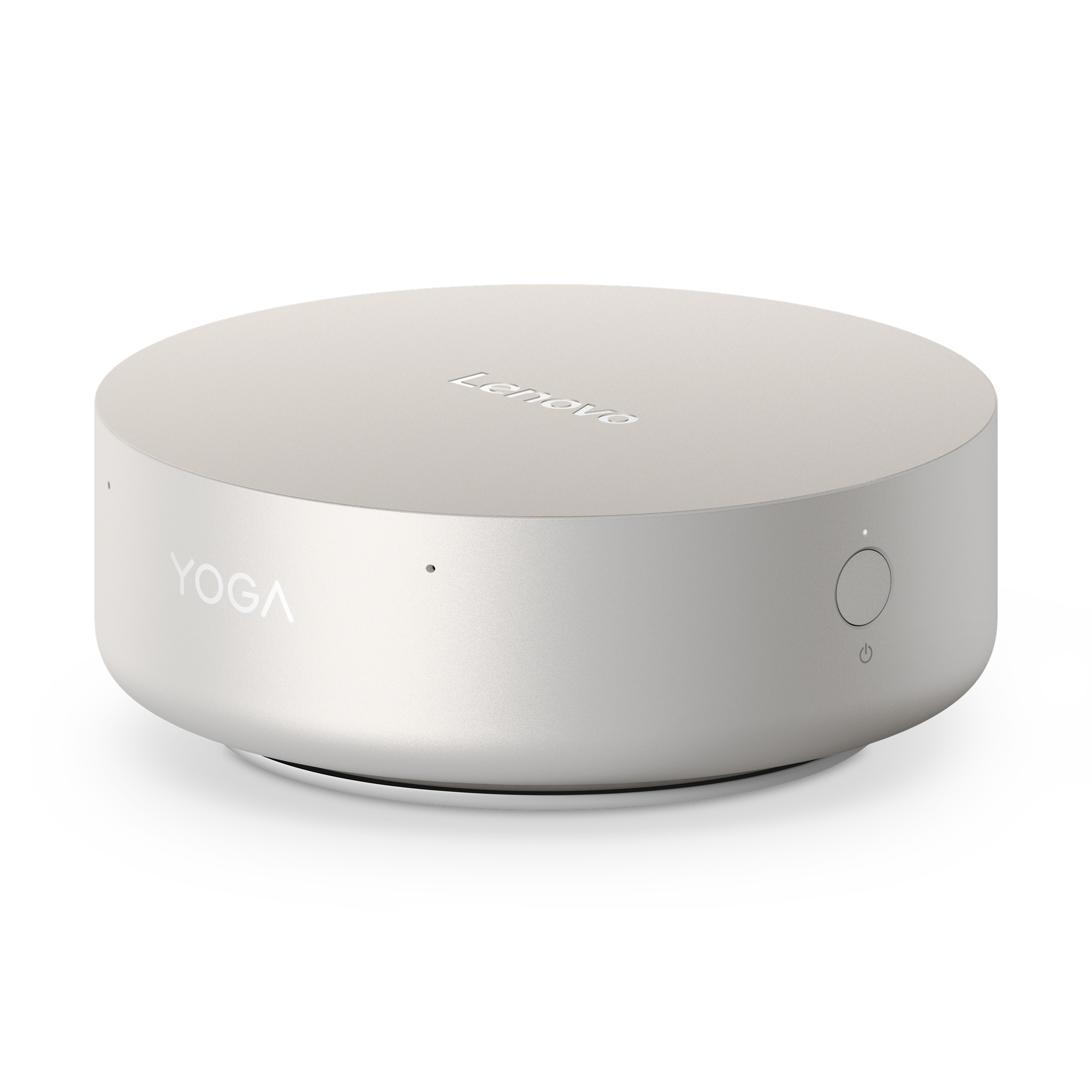 Uno smart speaker Lenovo Yoga rotondo e argentato con pulsante di accensione su sfondo bianco.