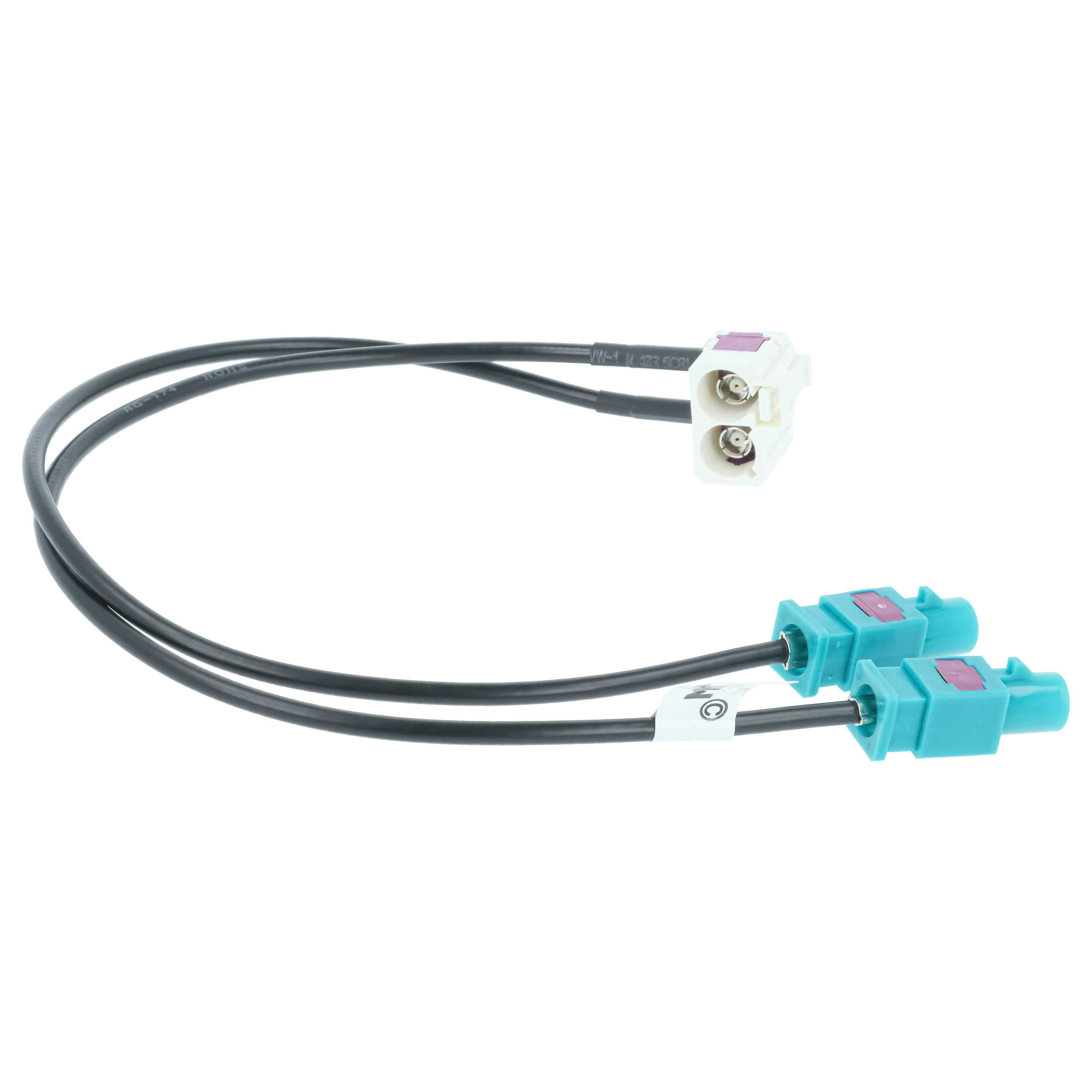 Zwei schwarze Kabel mit einem weißen und zwei blauen Steckern auf weißem Hintergrund.