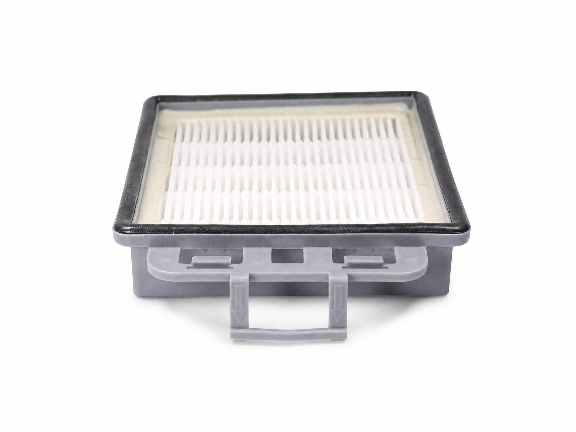 Ein rechteckiger, grauer Staubsaugerfilter mit weißen Falten auf weißem Hintergrund.
