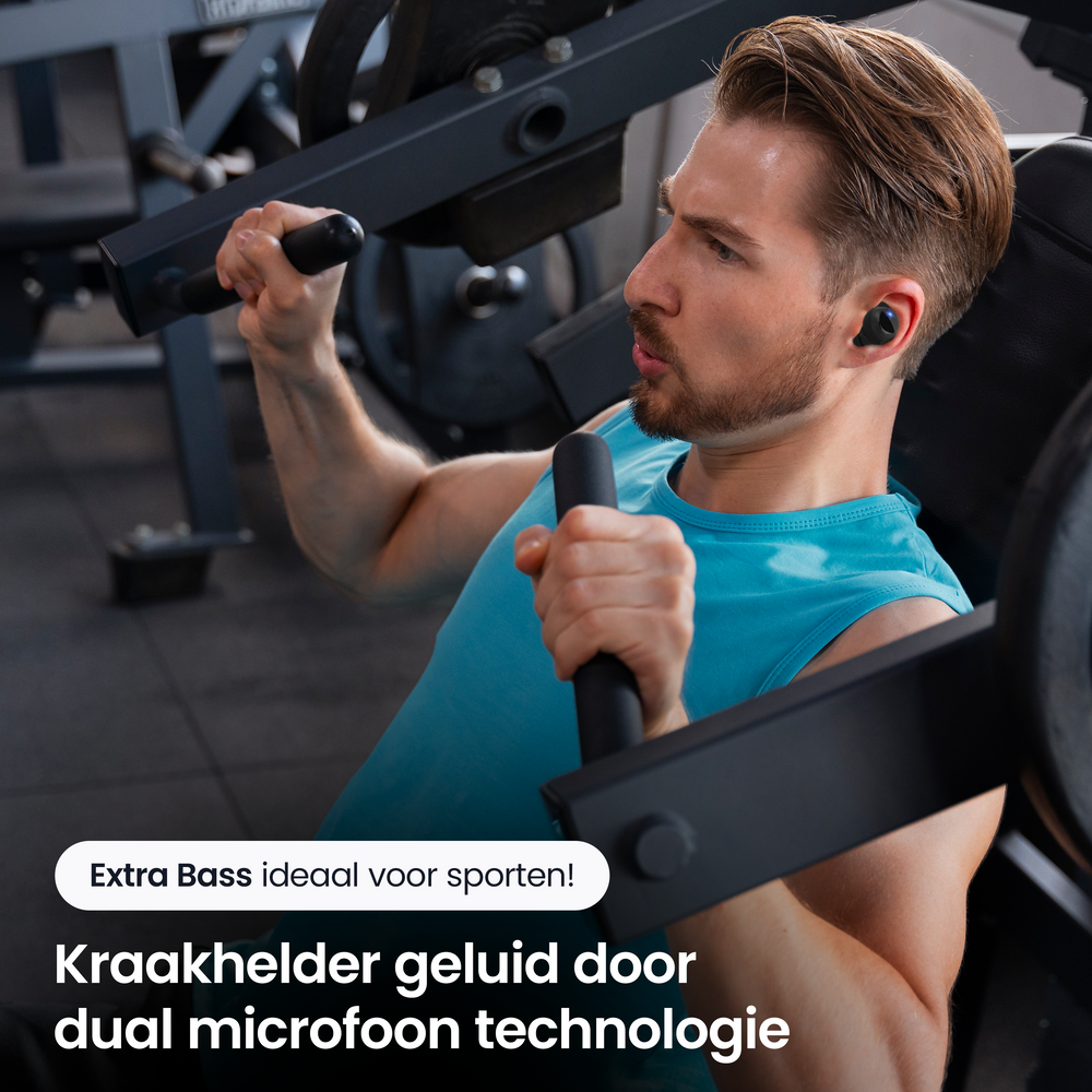 Un homme en débardeur bleu et écouteurs s'entraîne sur une machine de sport.