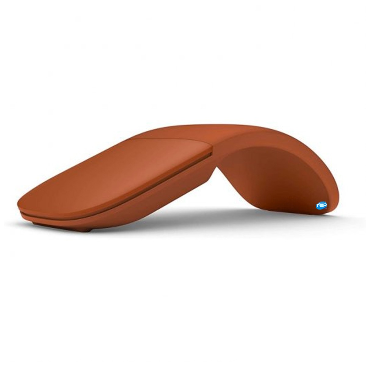 Un mouse per computer ad arco wireless arancione su sfondo bianco.