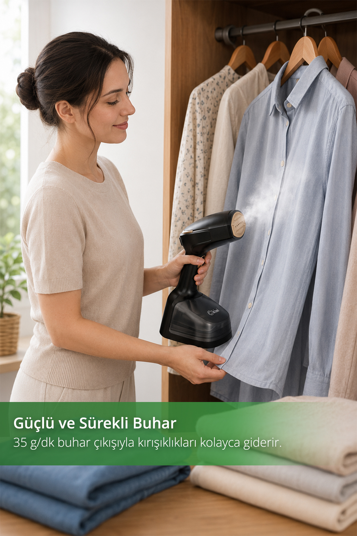 Bir kadın dolapta asılı mavi gömleğe siyah el tipi buharlı ütü uyguluyor.