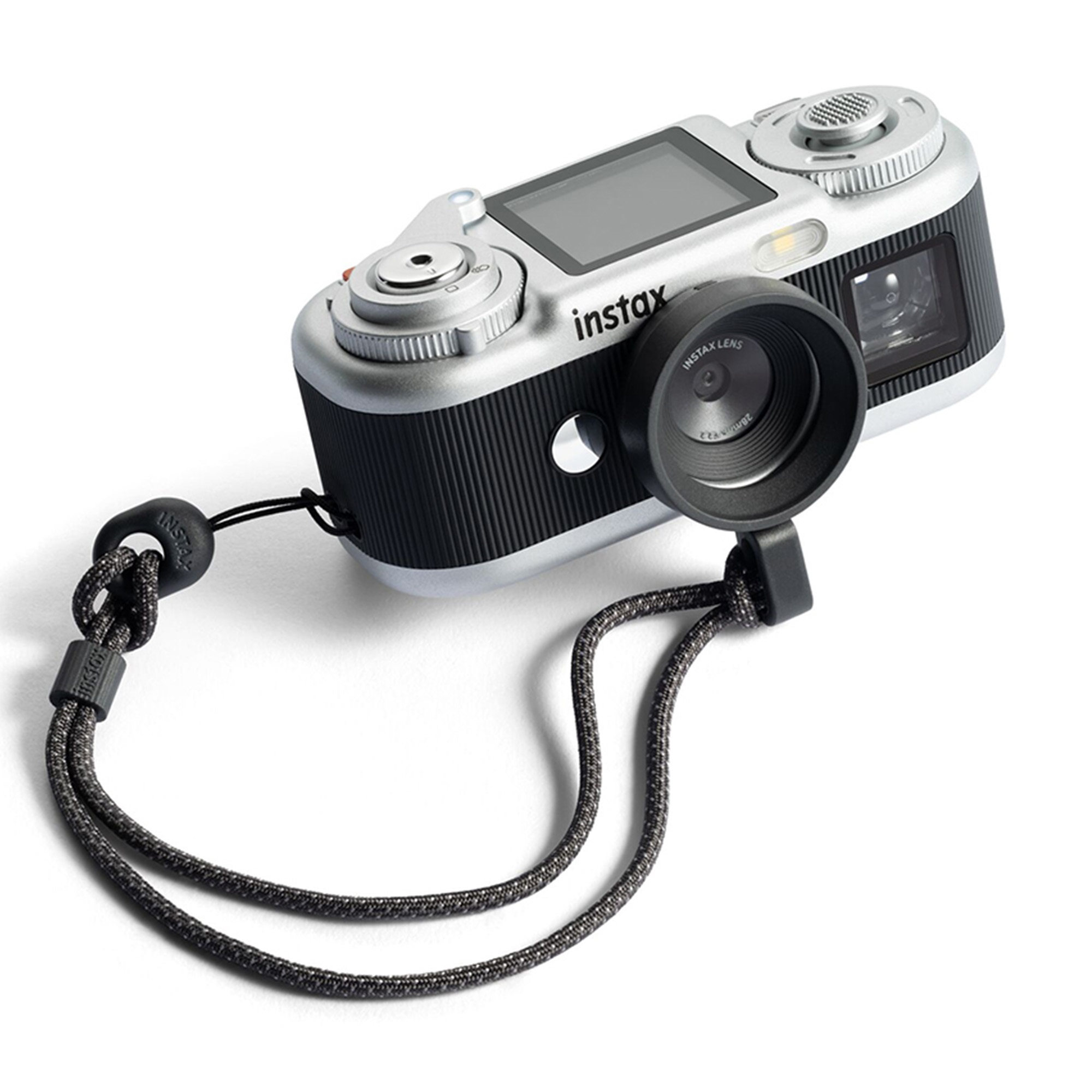 Beyaz arka planda siyah bilek kayışlı gümüş ve siyah Instax kamera.