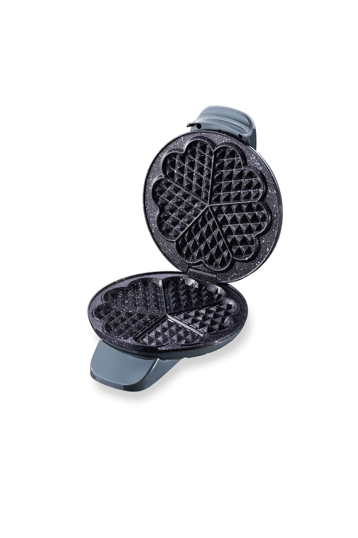 Beyaz arka planda kalp şeklinde plakalı açık siyah bir waffle makinesi.