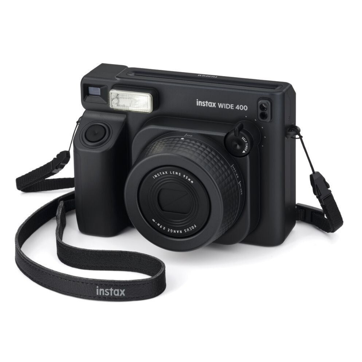 Una cámara instantánea Instax Wide 400 negra con una lente grande, flash y correa adjunta sobre un fondo blanco.