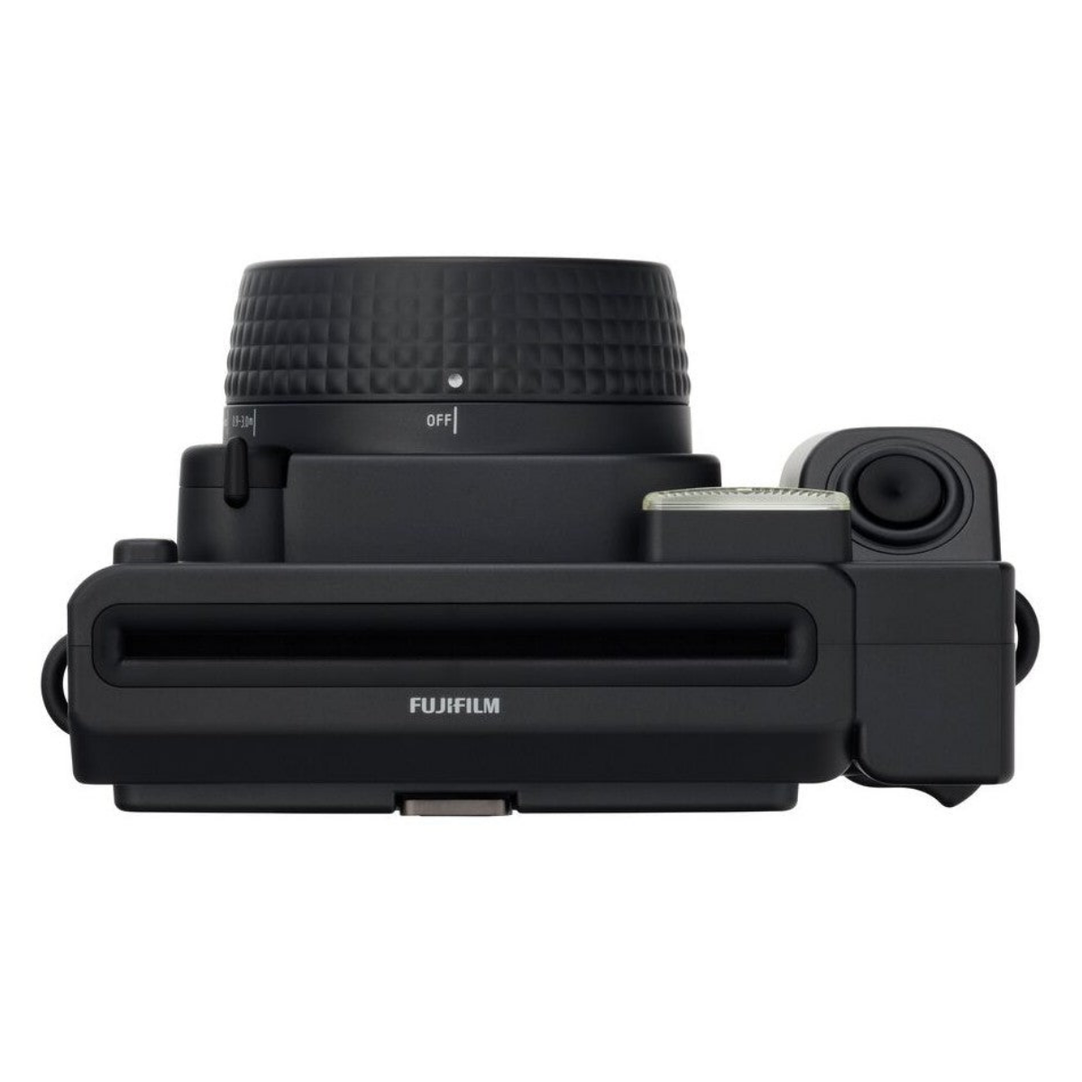 Una cámara instantánea Fujifilm negra con una lente cilíndrica sobre un fondo blanco.