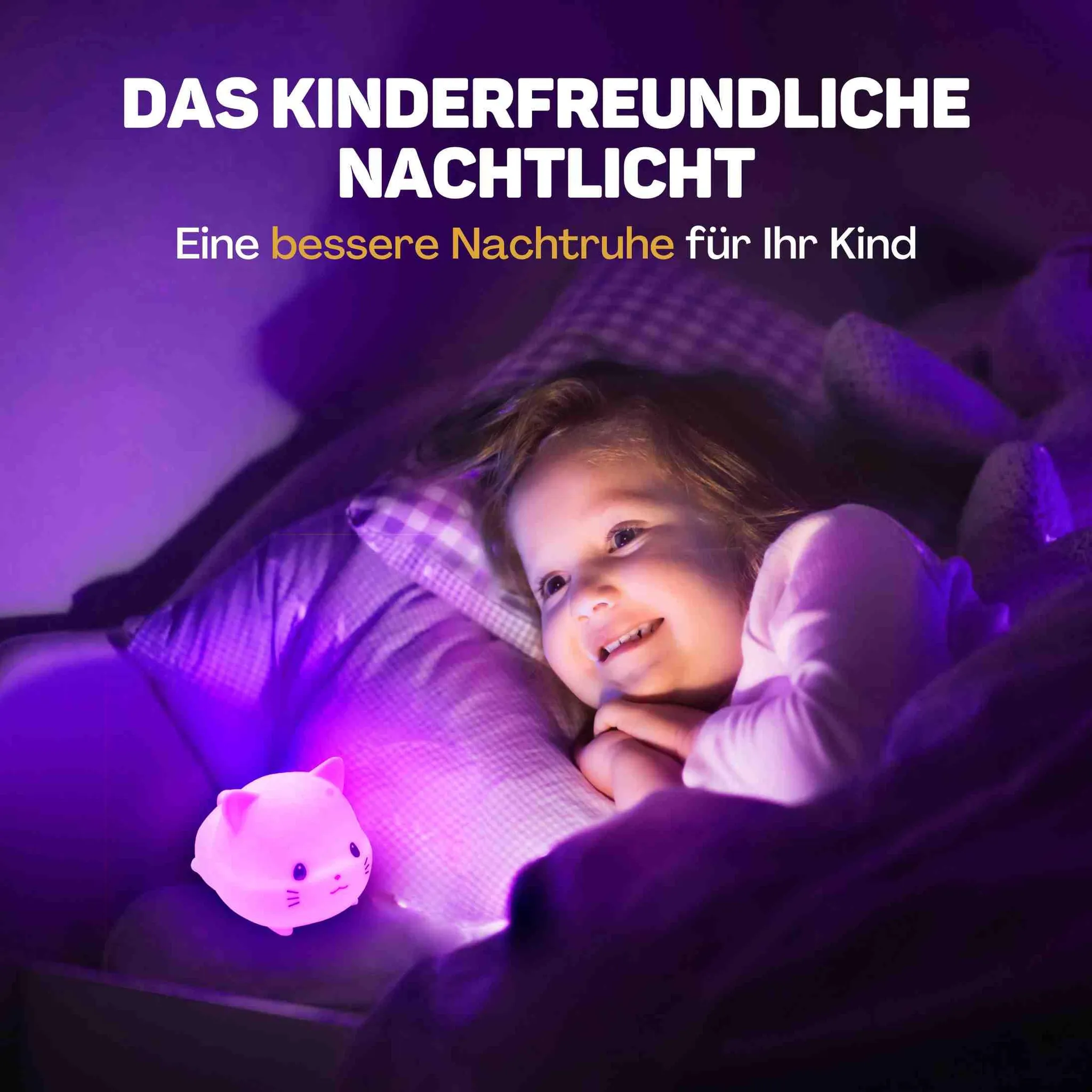 Ein Kind liegt im Bett und lächelt, beleuchtet von einem kleinen, rosafarbenen Katzen-Nachtlicht.