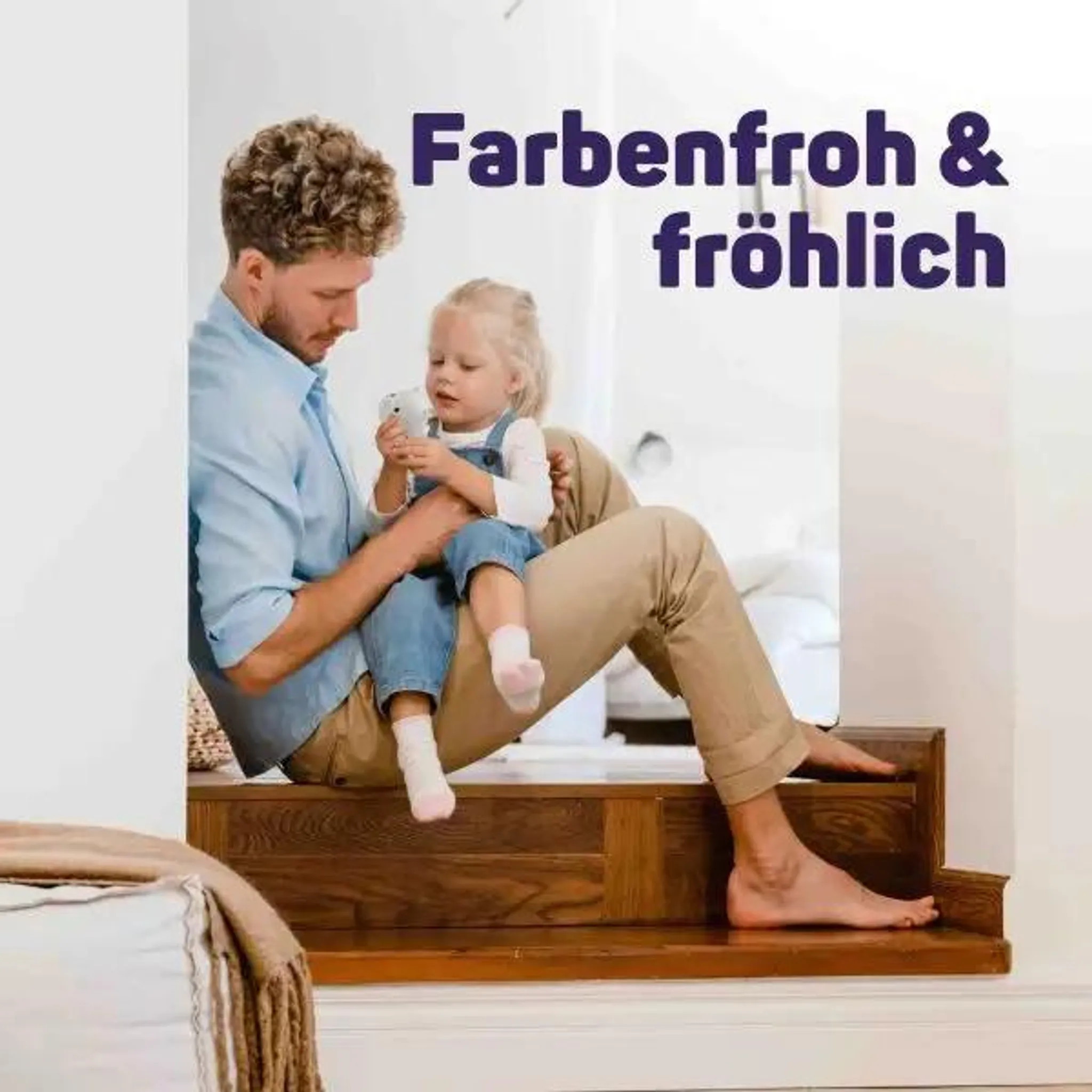 Ein Vater sitzt mit seiner kleinen Tochter auf Holztreppen, Text im Bild.