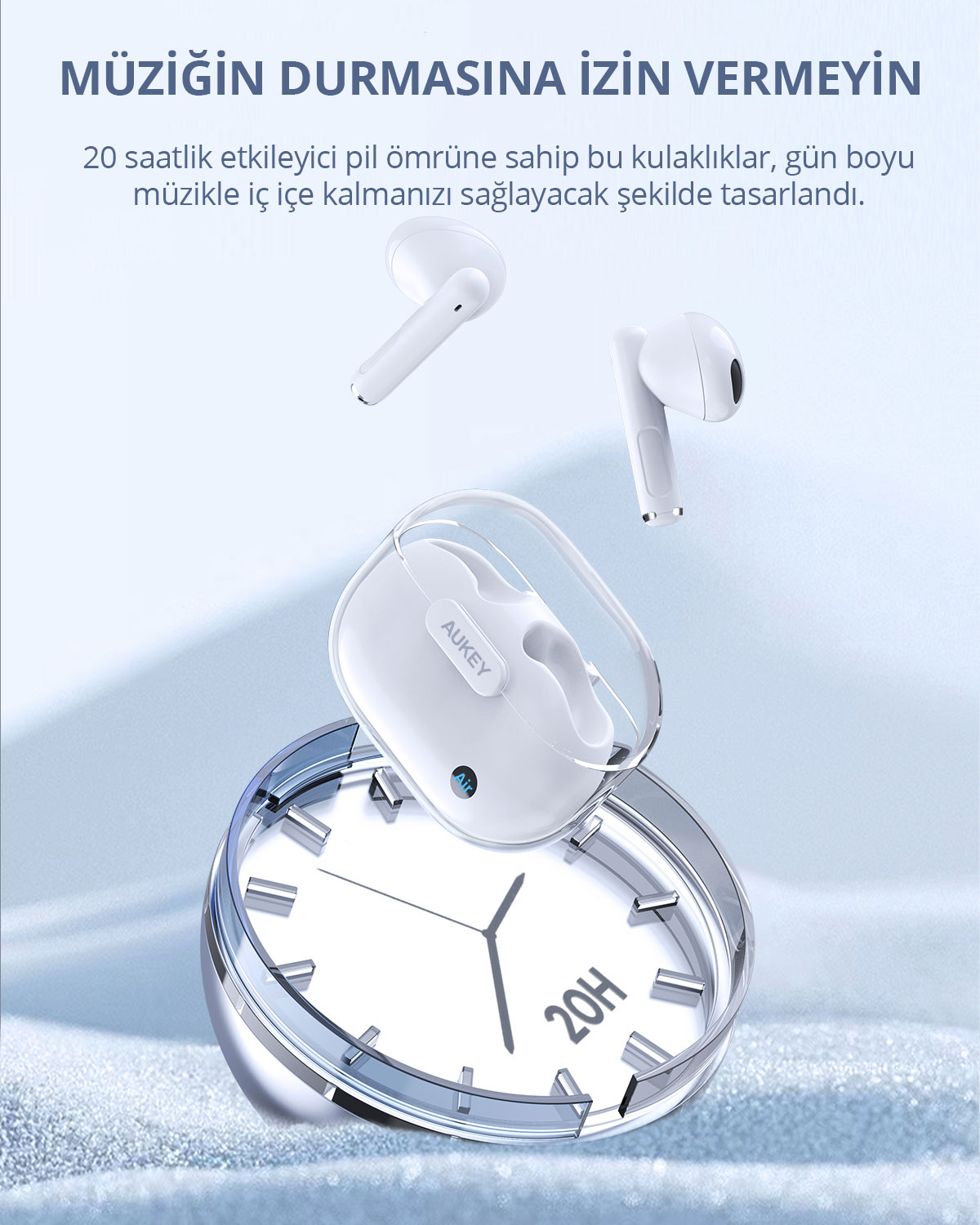 Şeffaf şarj kutusu ve 20H yazan saat üzerinde beyaz kulaklıklar ve yazılar.