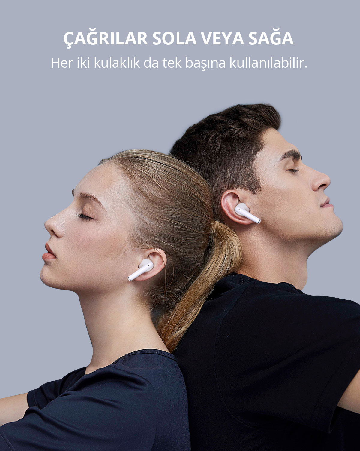 Bir kadın ve erkek sırt sırta durmuş, kulaklarında beyaz kablosuz kulaklık var.
