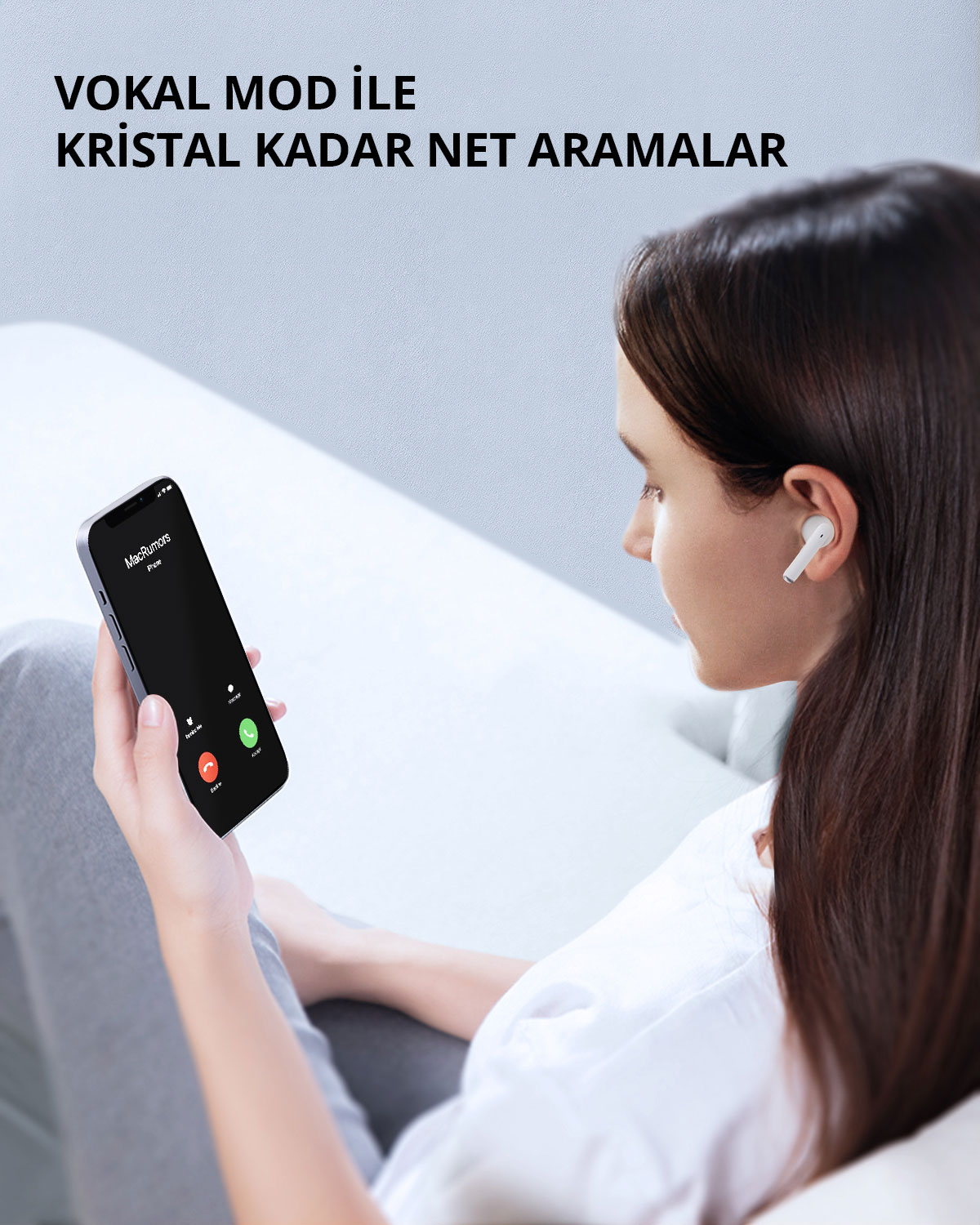 Kablosuz kulaklık takan bir kadın, açık arka planda arama ekranı gösteren akıllı telefon tutuyor.