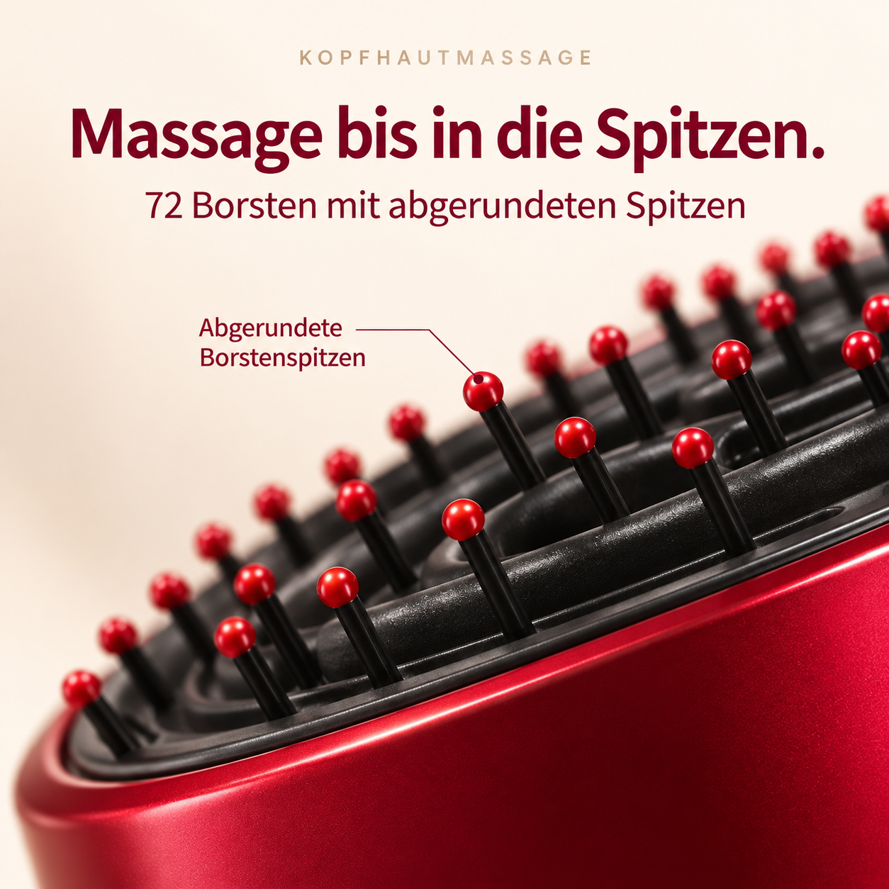 Nahaufnahme einer roten Haarbürste mit schwarzen Borsten und abgerundeten roten Spitzen.