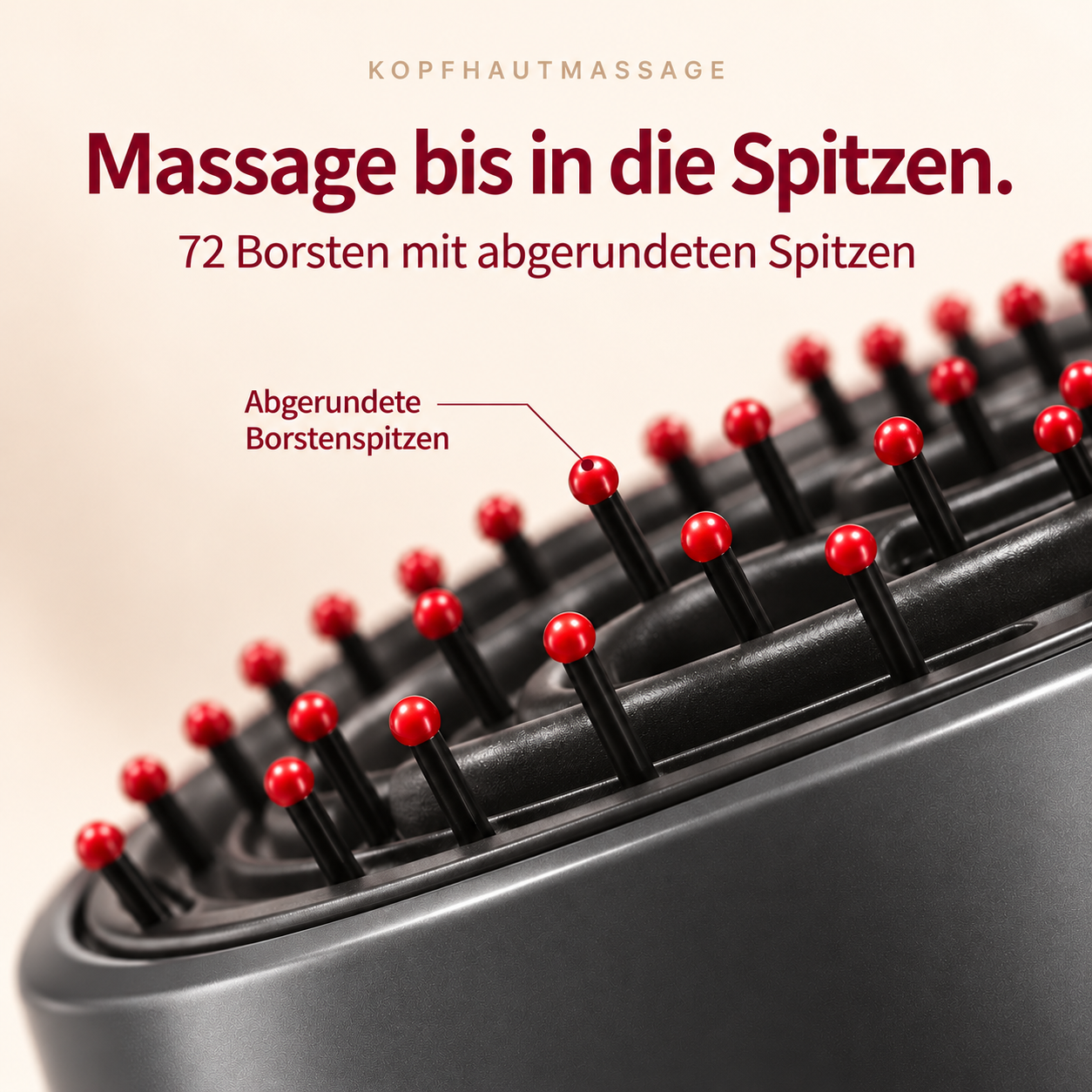 Nahaufnahme einer grauen Haarbürste mit schwarzen Borsten und roten Kugelspitzen.