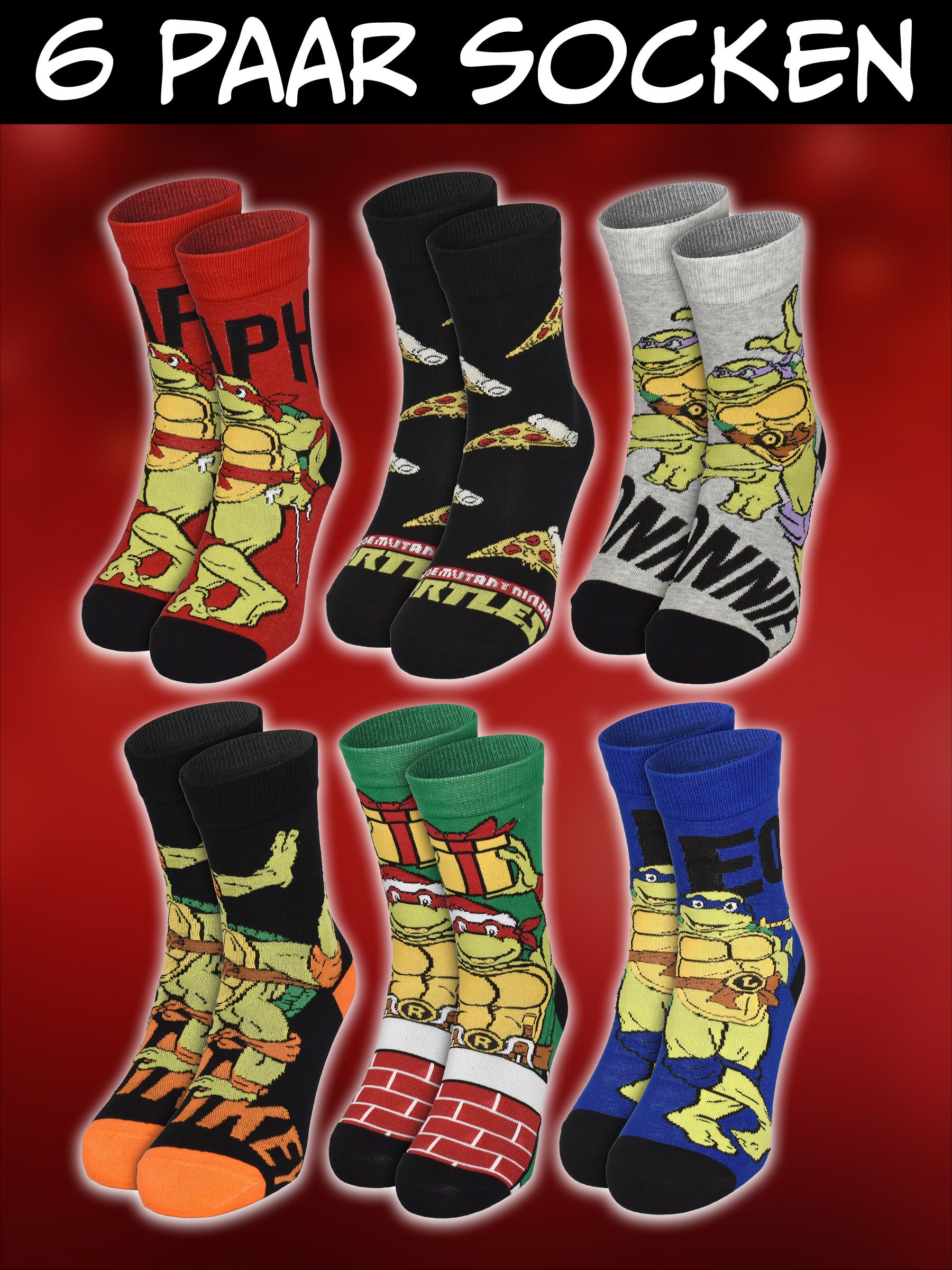 Sechs Paar bunte Teenage Mutant Ninja Turtles Socken vor rotem Hintergrund.
