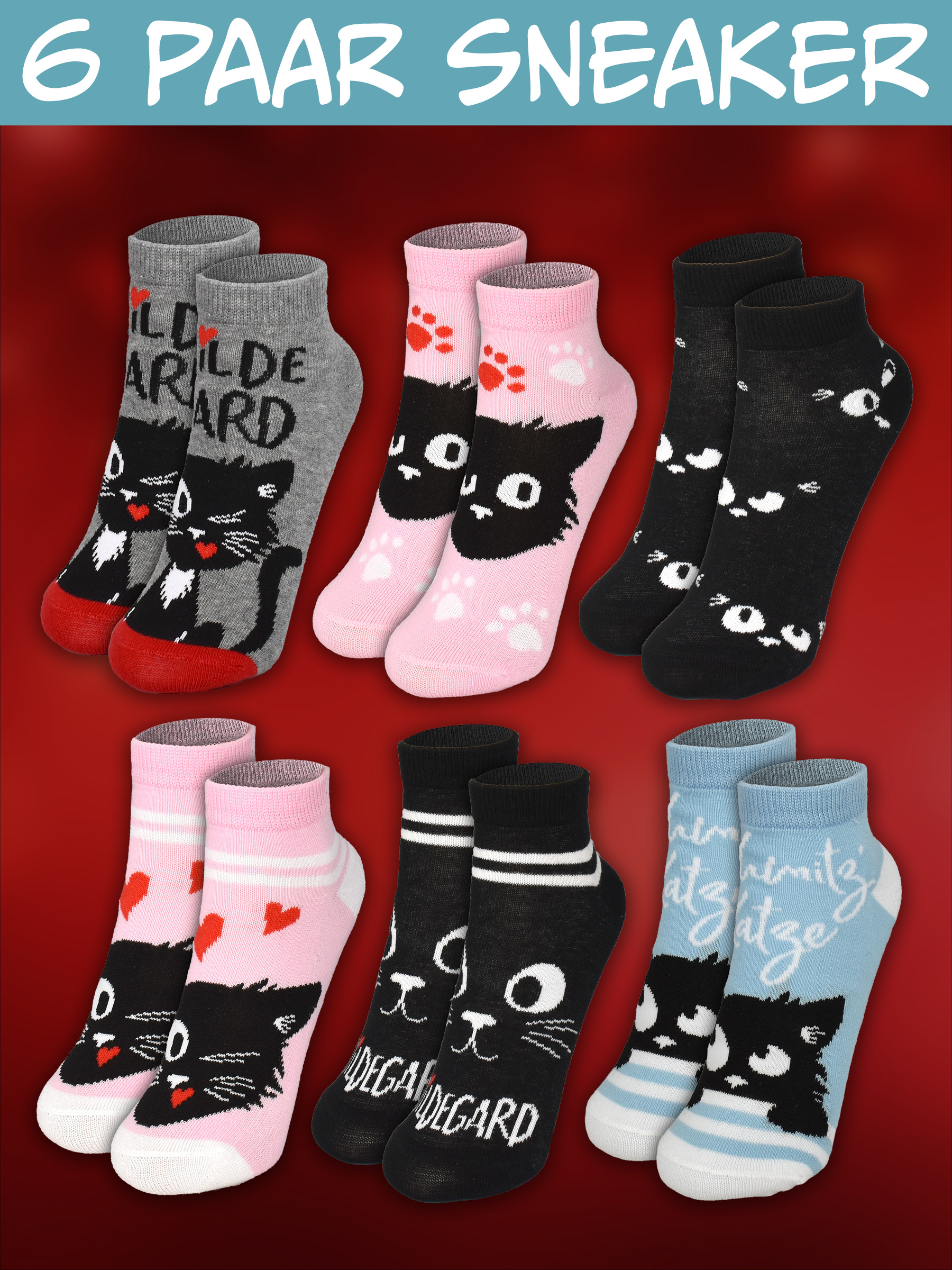 Sechs Paar bunte Sneakersocken mit Katzenmotiven und Aufschriften vor rotem Hintergrund.