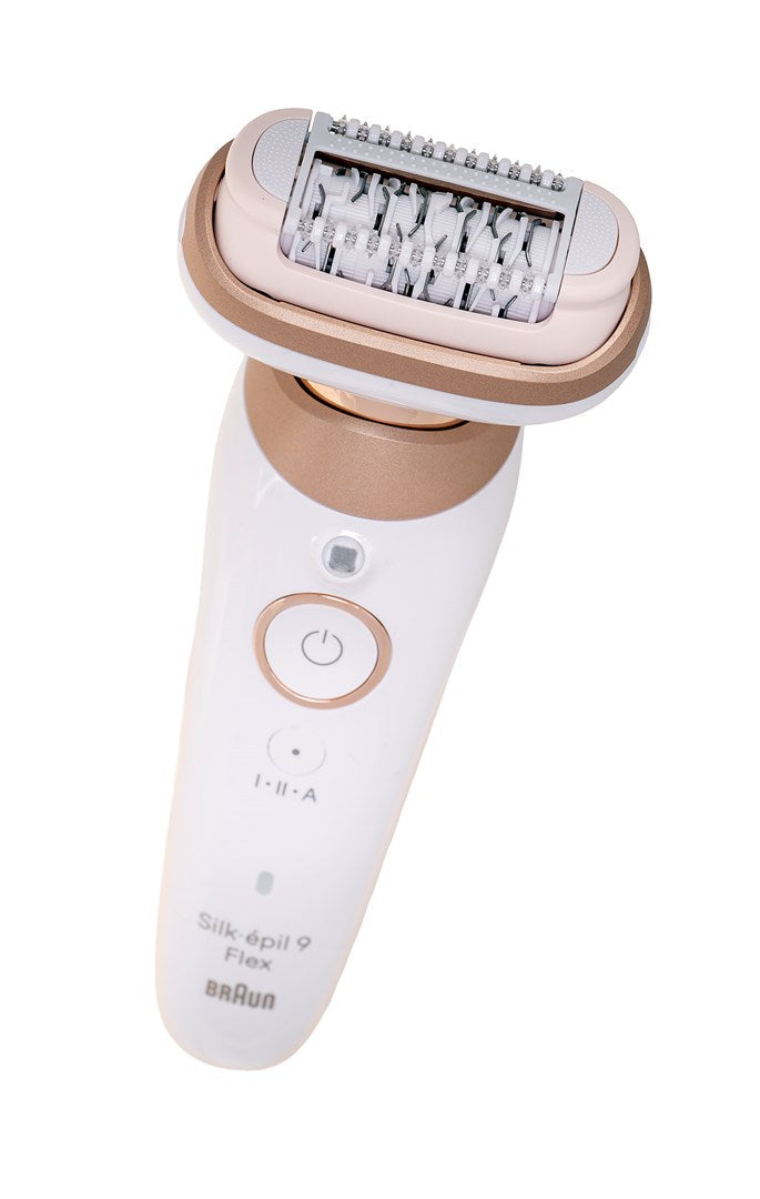 Biało-złoty epilator Braun Silk-épil 9 Flex na jasnym tle.