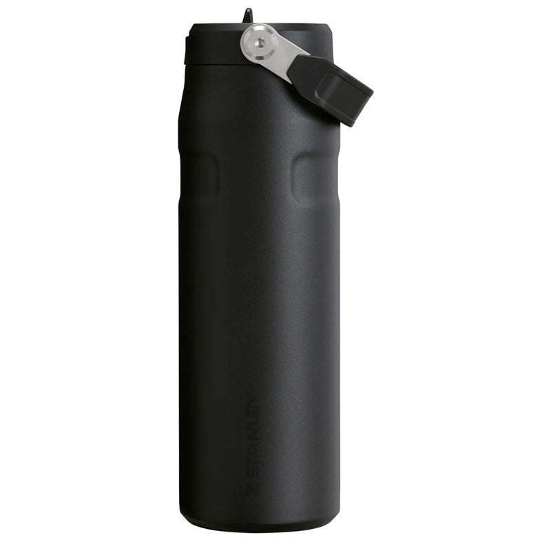 Una botella de agua Stanley negra mate con una tapa plateada con bisagras sobre fondo blanco.