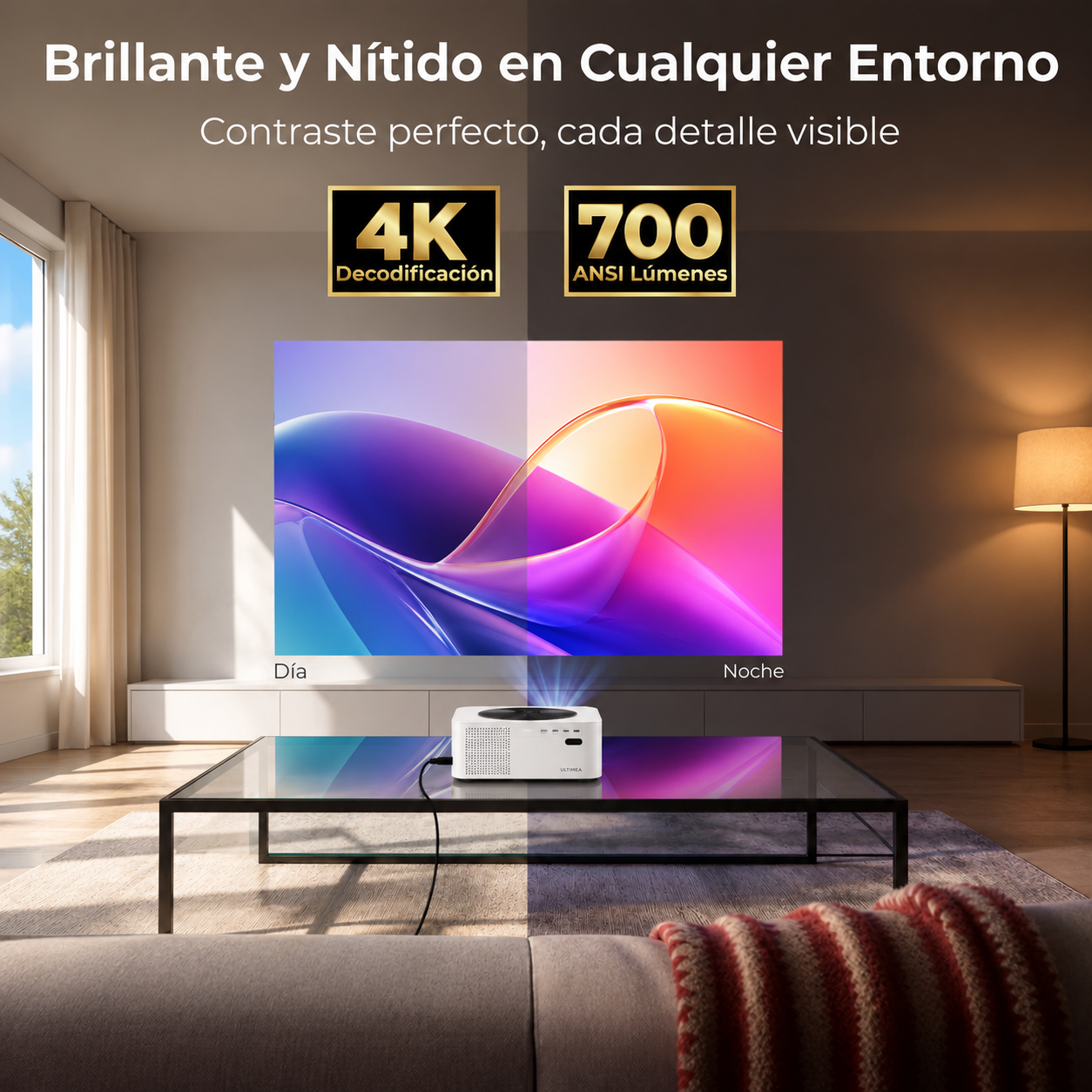 Un proyector blanco en una mesa de centro de vidrio en una sala proyecta una imagen colorida en la pared.