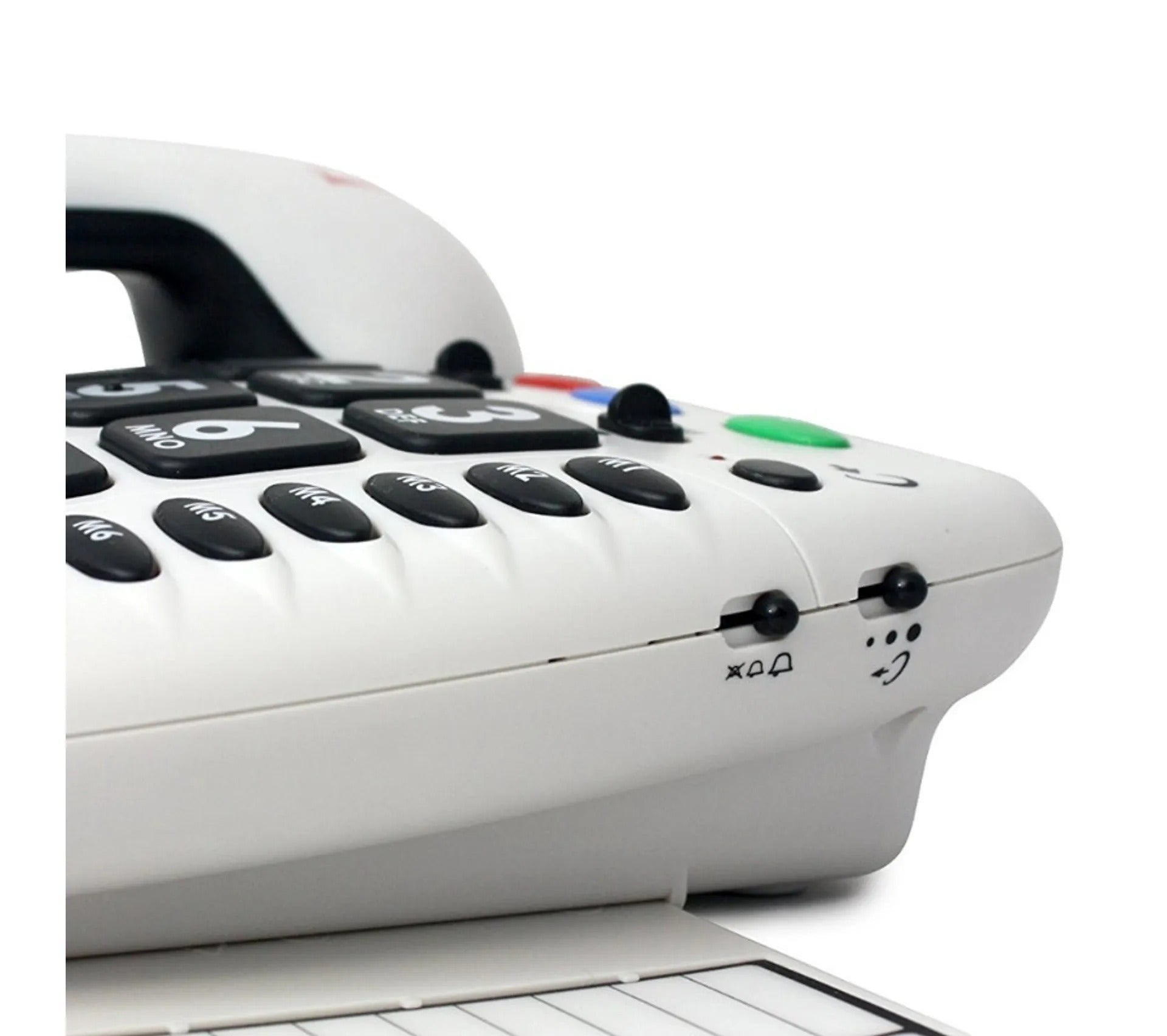 Un telefono fisso bianco con grandi pulsanti neri e interruttori laterali su sfondo bianco.
