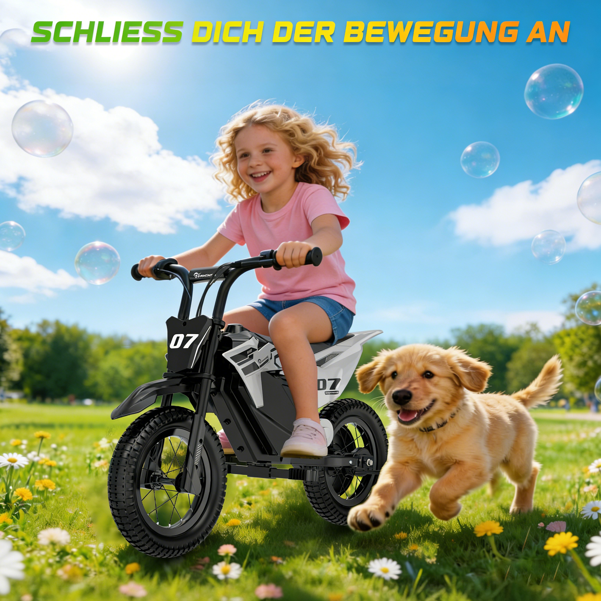 Ein blondes Mädchen fährt auf einer Wiese ein kleines Motorrad, gefolgt von einem fröhlichen Hund.