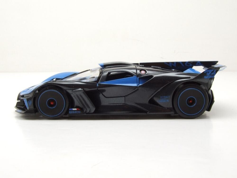 Ein schlankes, schwarzes und blaues Bugatti-Spielzeugauto in Seitenansicht vor weißem Hintergrund.
