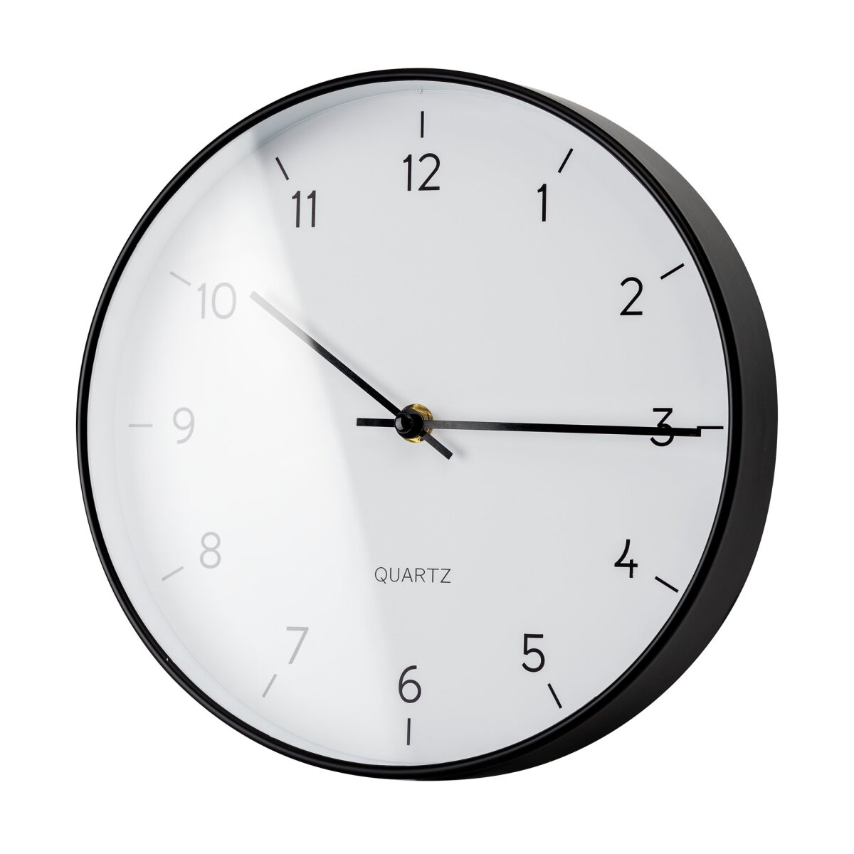 Eine runde Wanduhr mit weißem Zifferblatt, schwarzen Zahlen, dünnen Zeigern und schwarzem Rahmen vor weißem Hintergrund.
