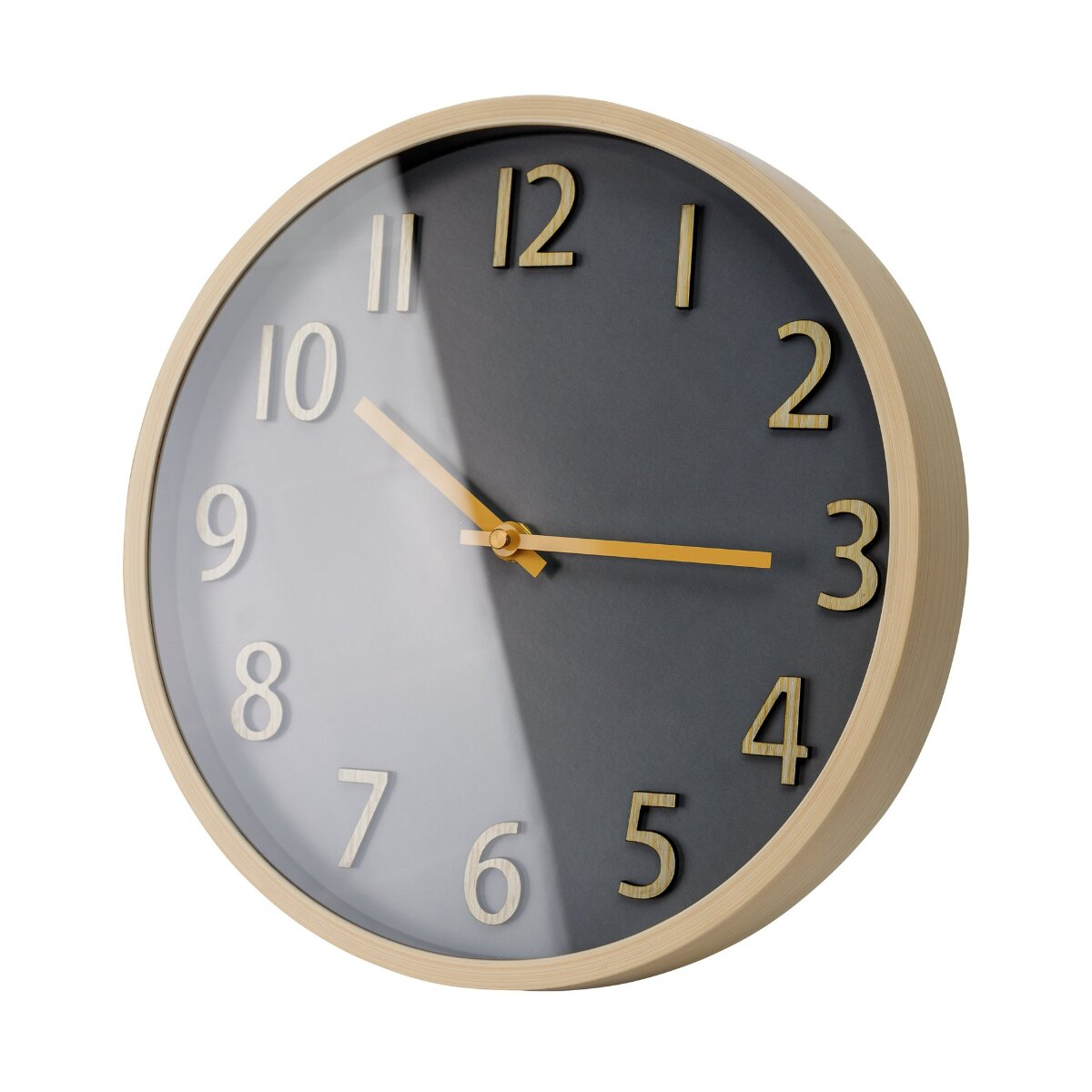 Runde Wanduhr mit Holzrahmen, schwarzem Zifferblatt, goldenen Zahlen und Zeigern auf weißem Hintergrund.