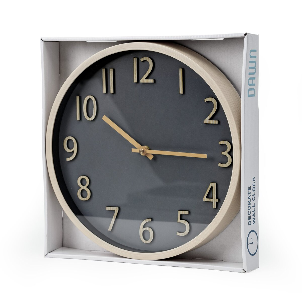Eine runde Wanduhr mit dunklem Zifferblatt, Holzzahlen und -rahmen in einer weißen Verpackung.