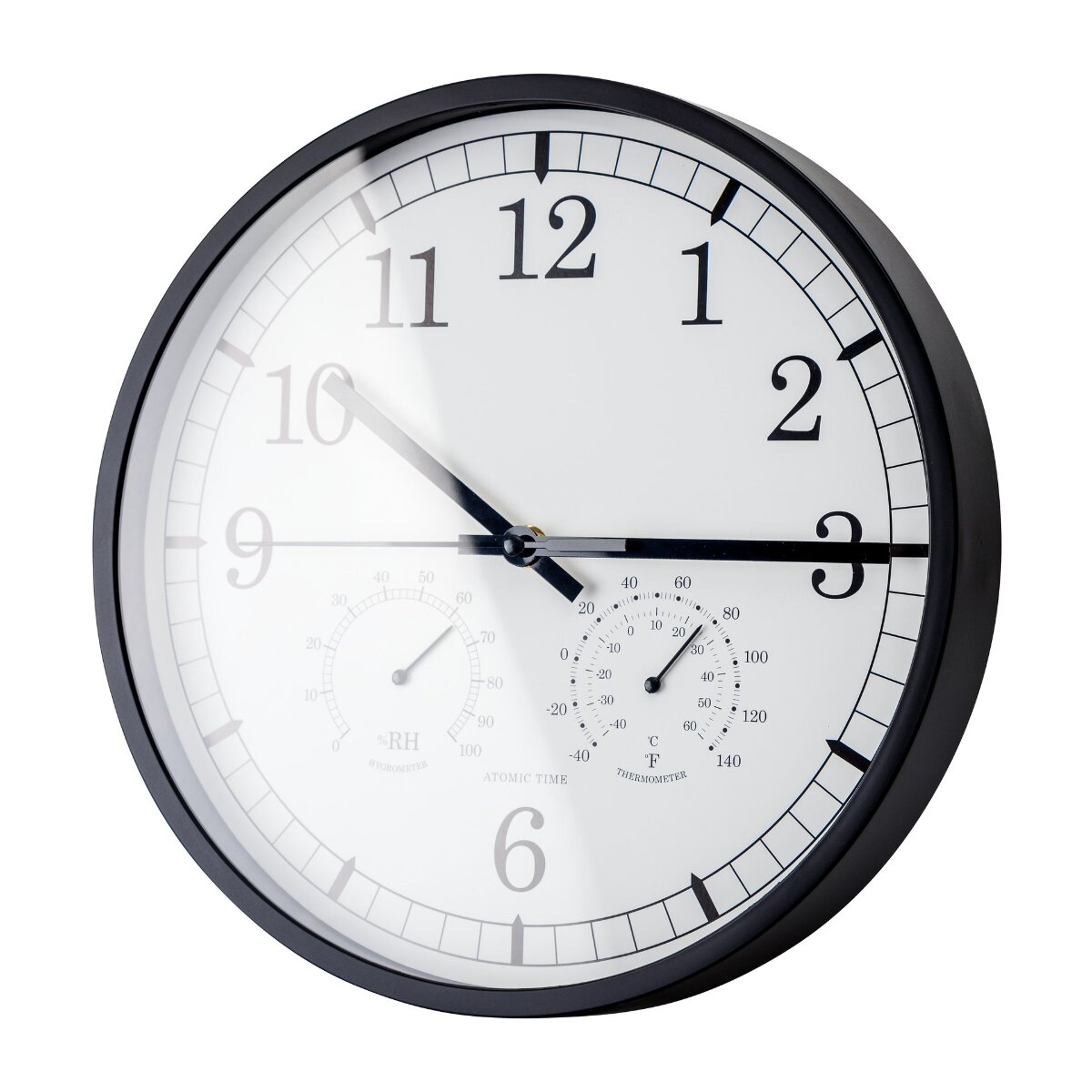 Eine runde schwarze Wanduhr mit weißem Zifferblatt, großen Zahlen und integriertem Thermometer und Hygrometer.