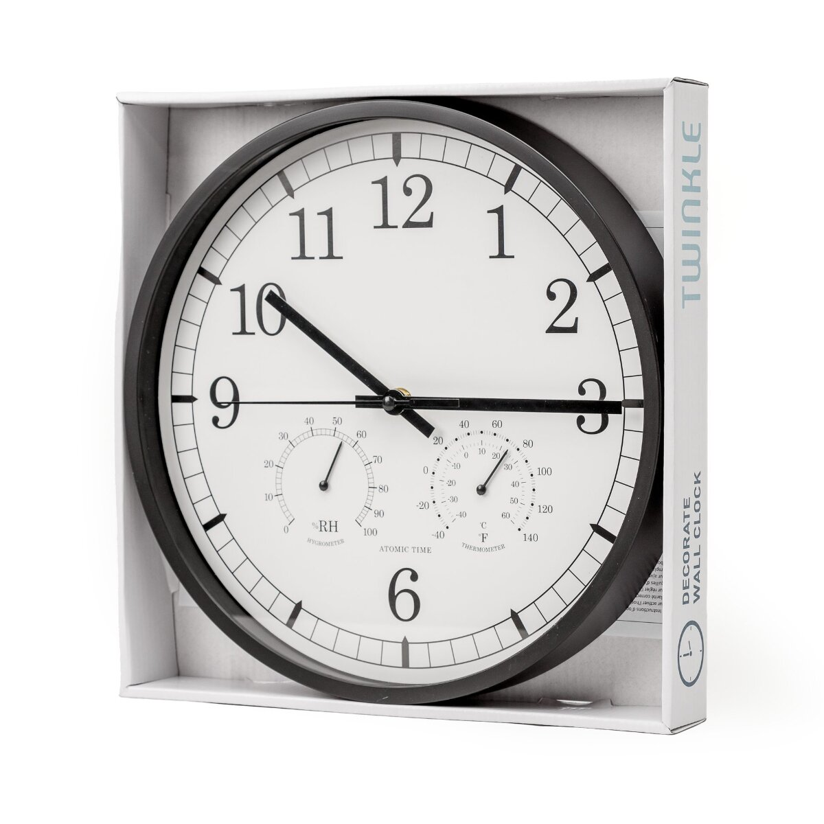 Schwarze Wanduhr mit weißem Zifferblatt und zwei kleinen Skalen in einem weißen Karton.