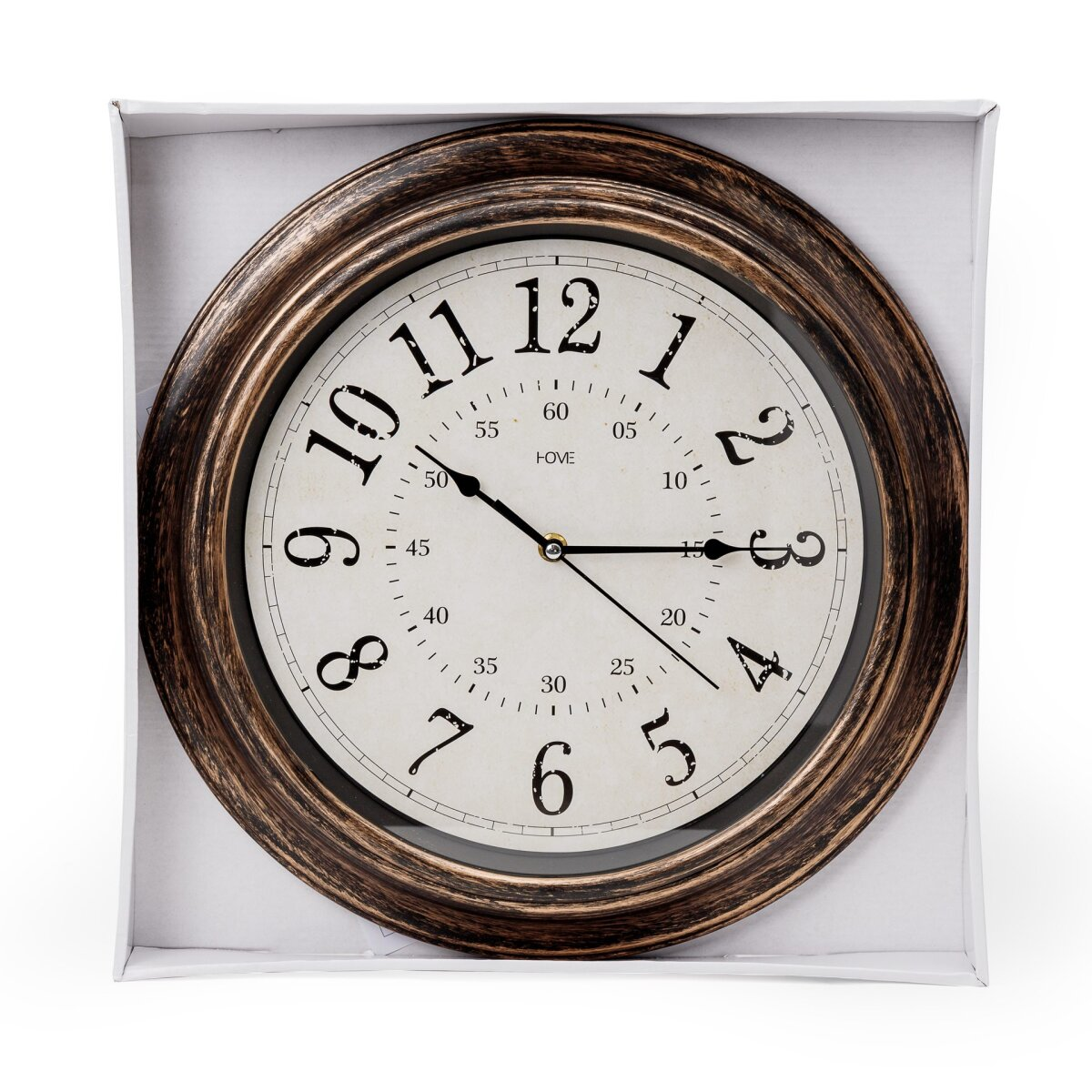 Eine runde Wanduhr mit dunklem, patiniertem Rahmen, weißem Zifferblatt und schwarzen Zahlen in einer Box.