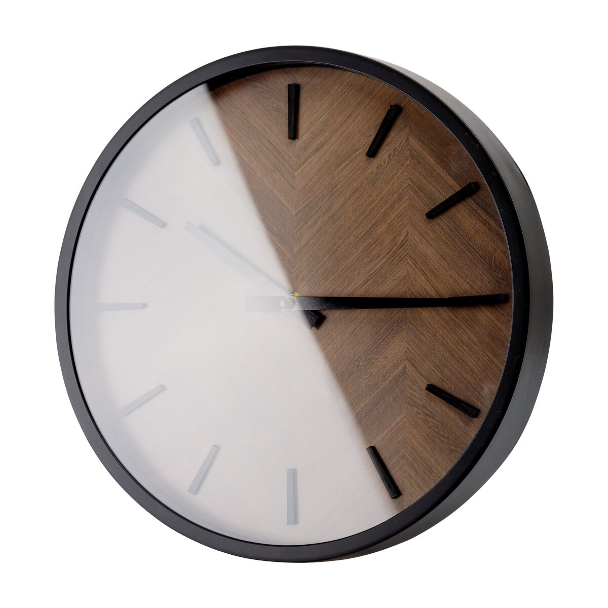 Wanduhr mit schwarzem Rahmen, Holzmuster-Zifferblatt und schwarzen Zeigern vor weißem Hintergrund.