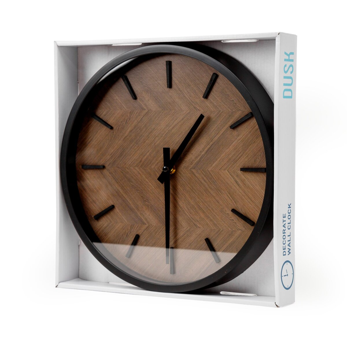 Eine hölzerne Wanduhr mit schwarzem Rand und Zeigern in einer weißen Verpackung mit der Aufschrift Dusk.