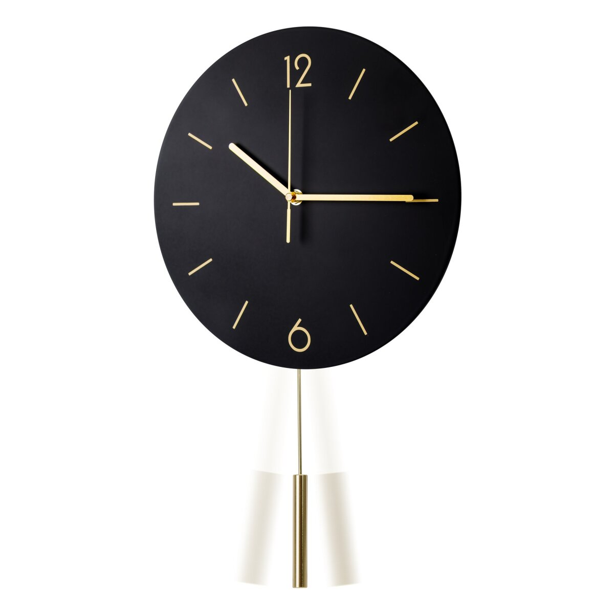 Eine schwarze Wanduhr mit goldenen Zeigern, den Zahlen 12 und 6 und einem schwingenden goldene Pendel.