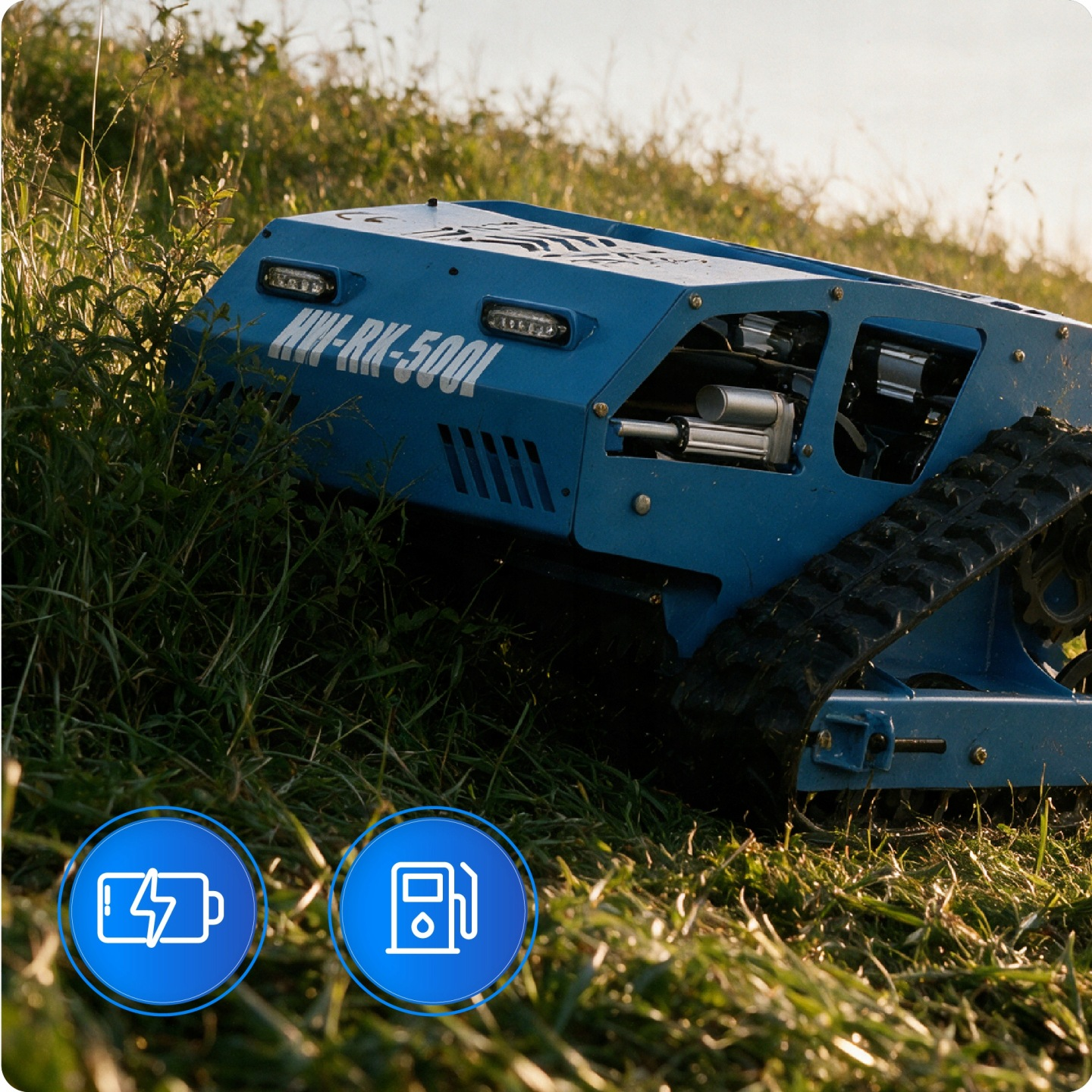 Ein blauer Roboter mit Raupenketten mäht Gras in einer Wiese, unten sind Batterie- und Zapfsäulensymbole eingeblendet.