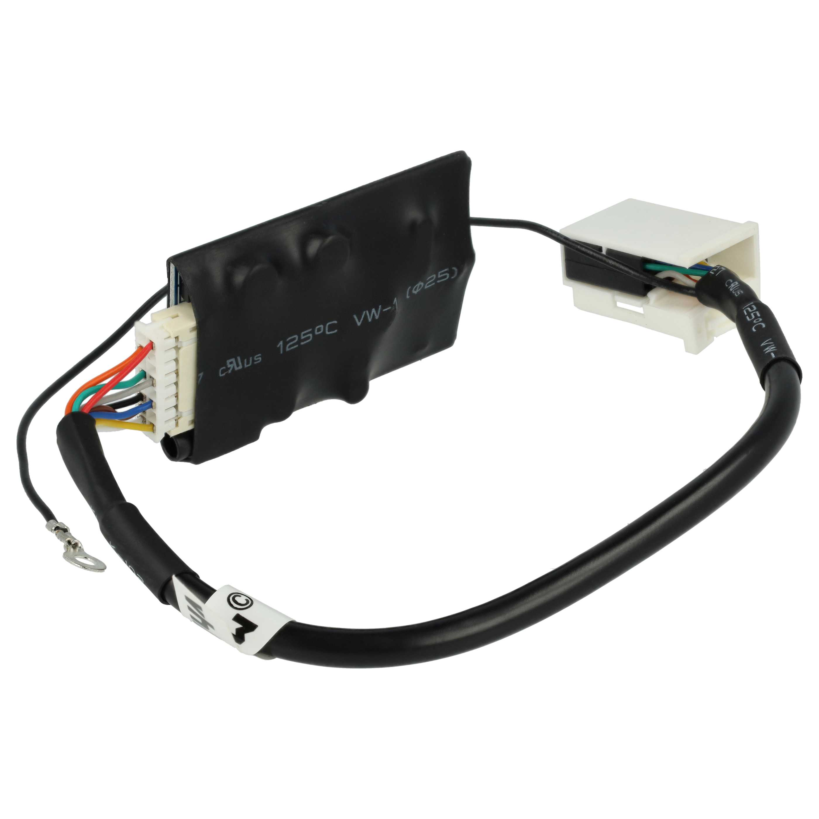 Ein Autokabel mit zwei weißen Steckern, einem schwarzen Modul und einem Erdungskabel vor weißem Hintergrund.