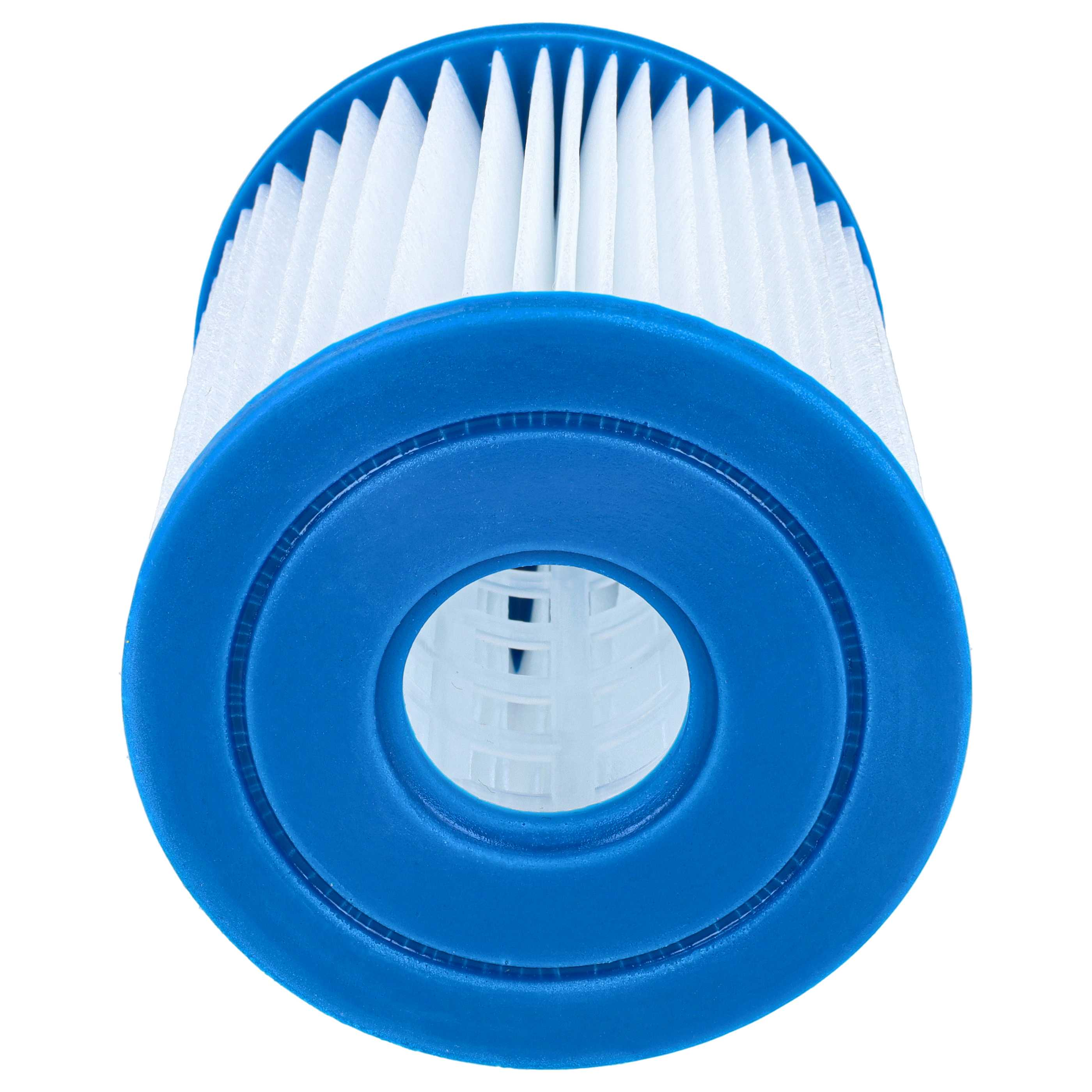Ein zylindrischer blauer und weißer Poolfilter mit Falten auf weißem Hintergrund.