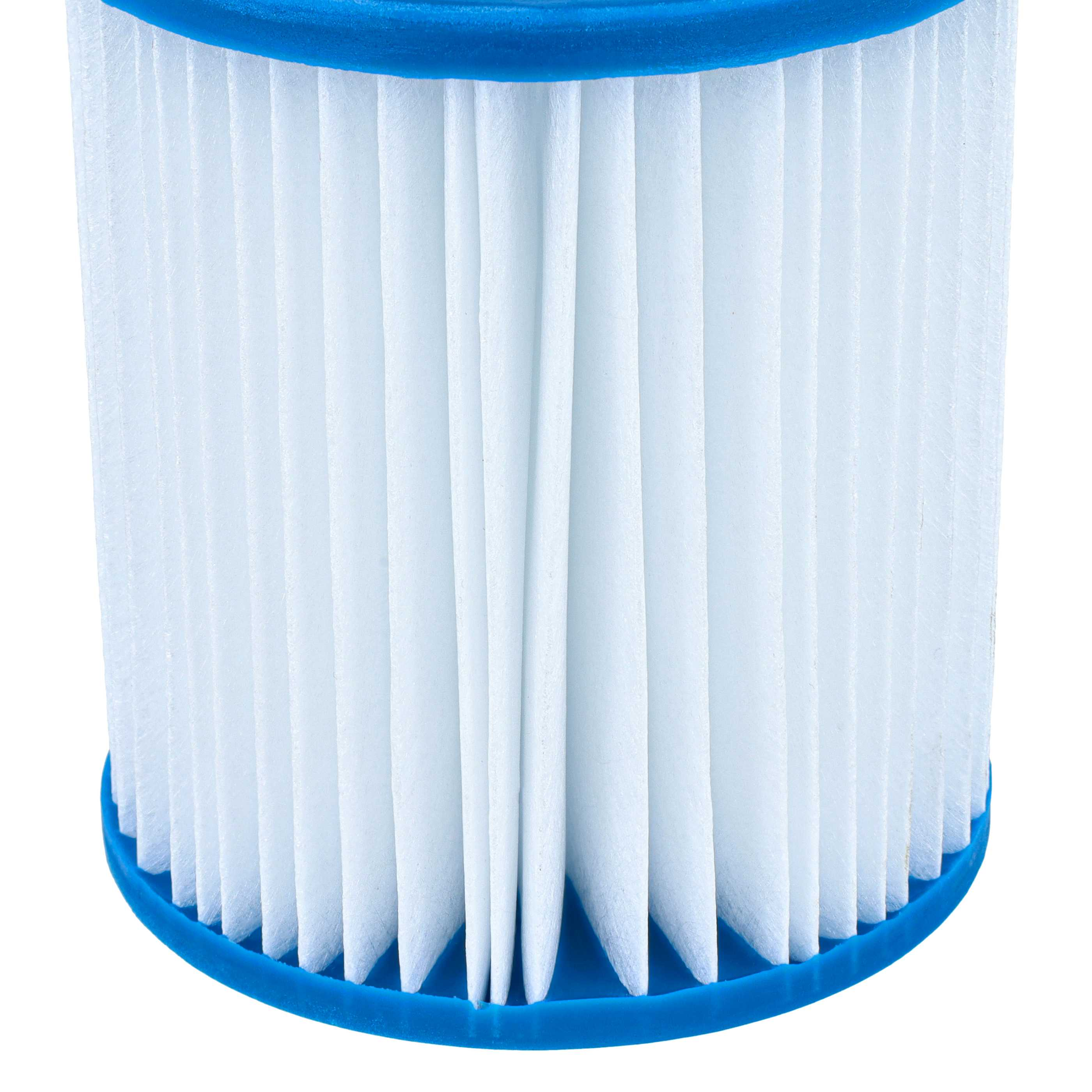 Ein weißer zylindrischer Poolfilter mit blauen Kanten oben und unten vor weißem Hintergrund.