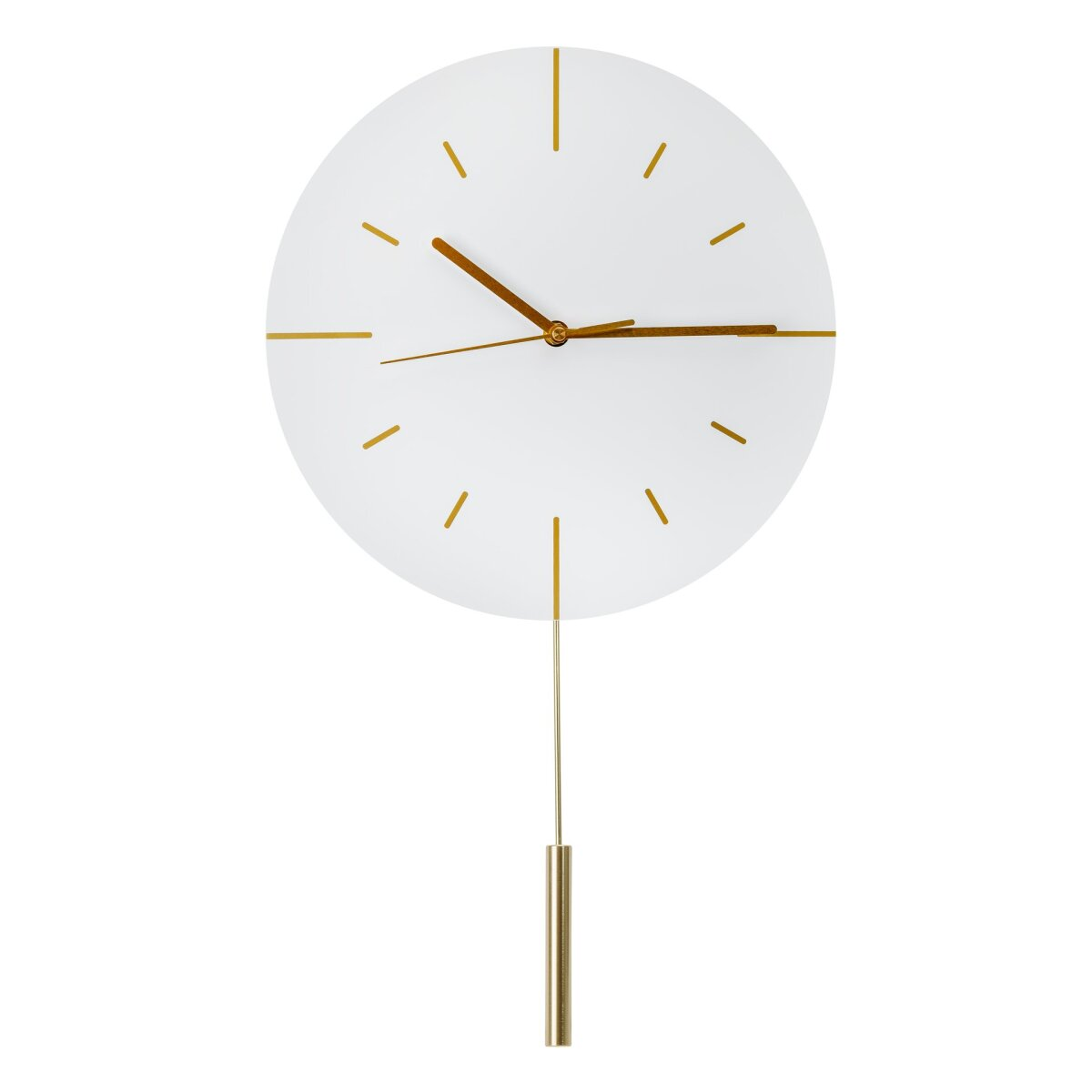 Eine weiße Wanduhr mit goldenen Zeigern und Indizes sowie einem hängenden goldenen Pendel auf weißem Hintergrund.