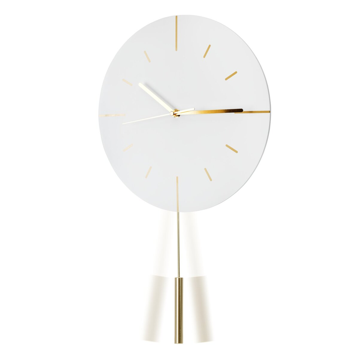 Eine moderne weisse Wanduhr mit goldenen Zeigern und einem goldenen Pendel auf weissem Hintergrund.