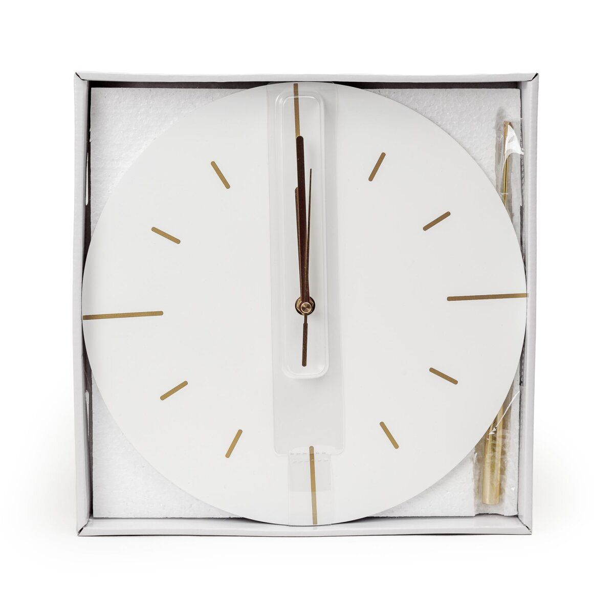 Eine weiße runde Wanduhr mit goldenen Zeigern und Markierungen in ihrer offenen Verpackung.
