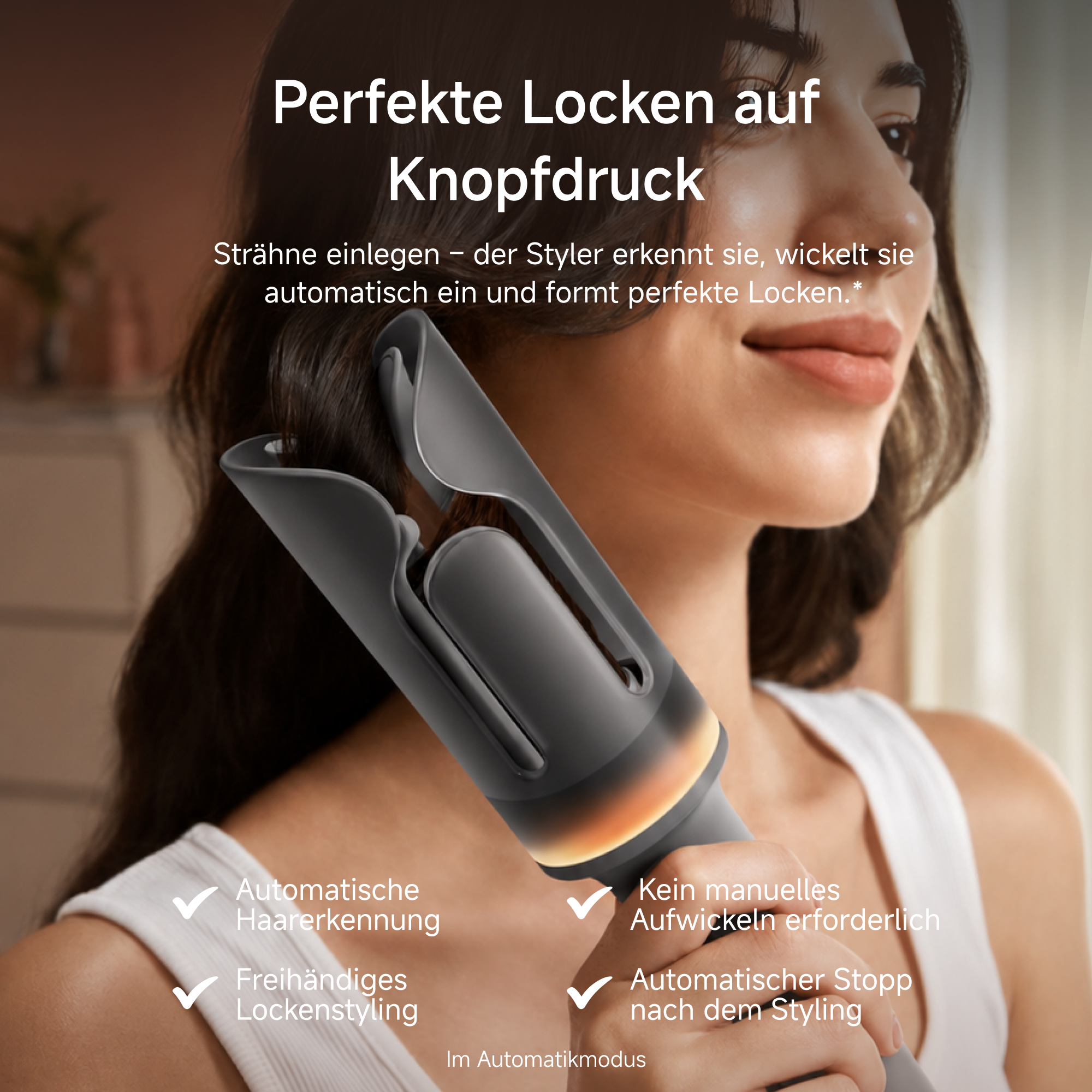 Eine Frau verwendet einen automatischen Lockenstab für ihre dunklen Haare, mit Werbetext.