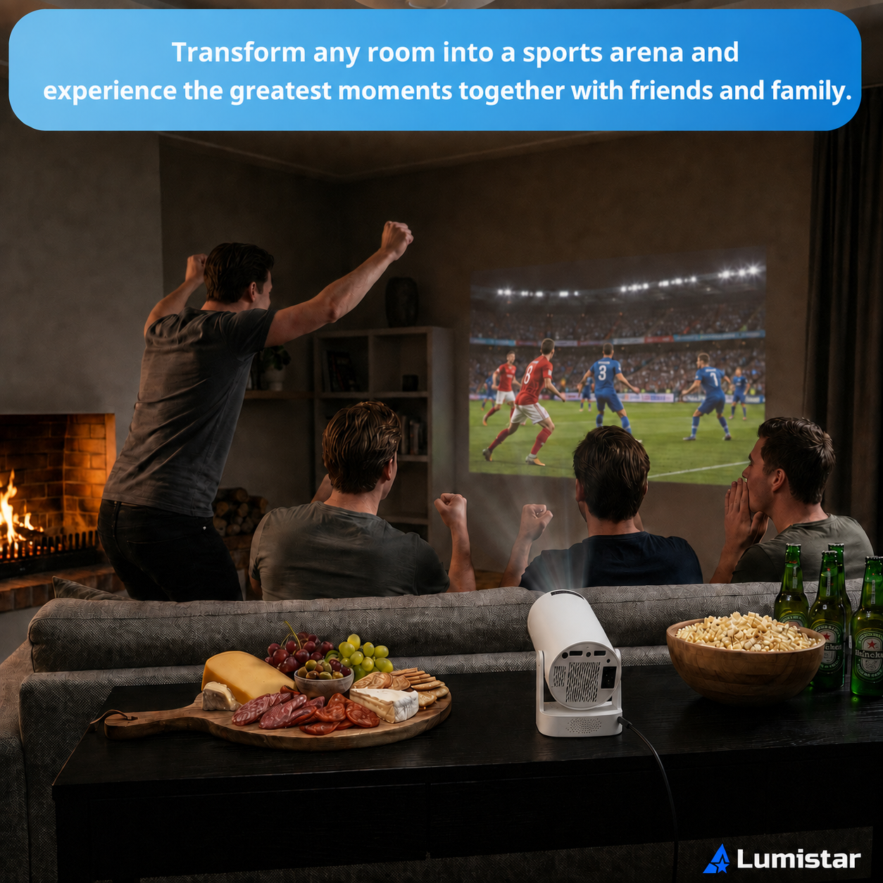 Freunde schauen ein Fußballspiel auf einer Leinwand im Wohnzimmer, Snacks und ein Projektor stehen auf dem Tisch.