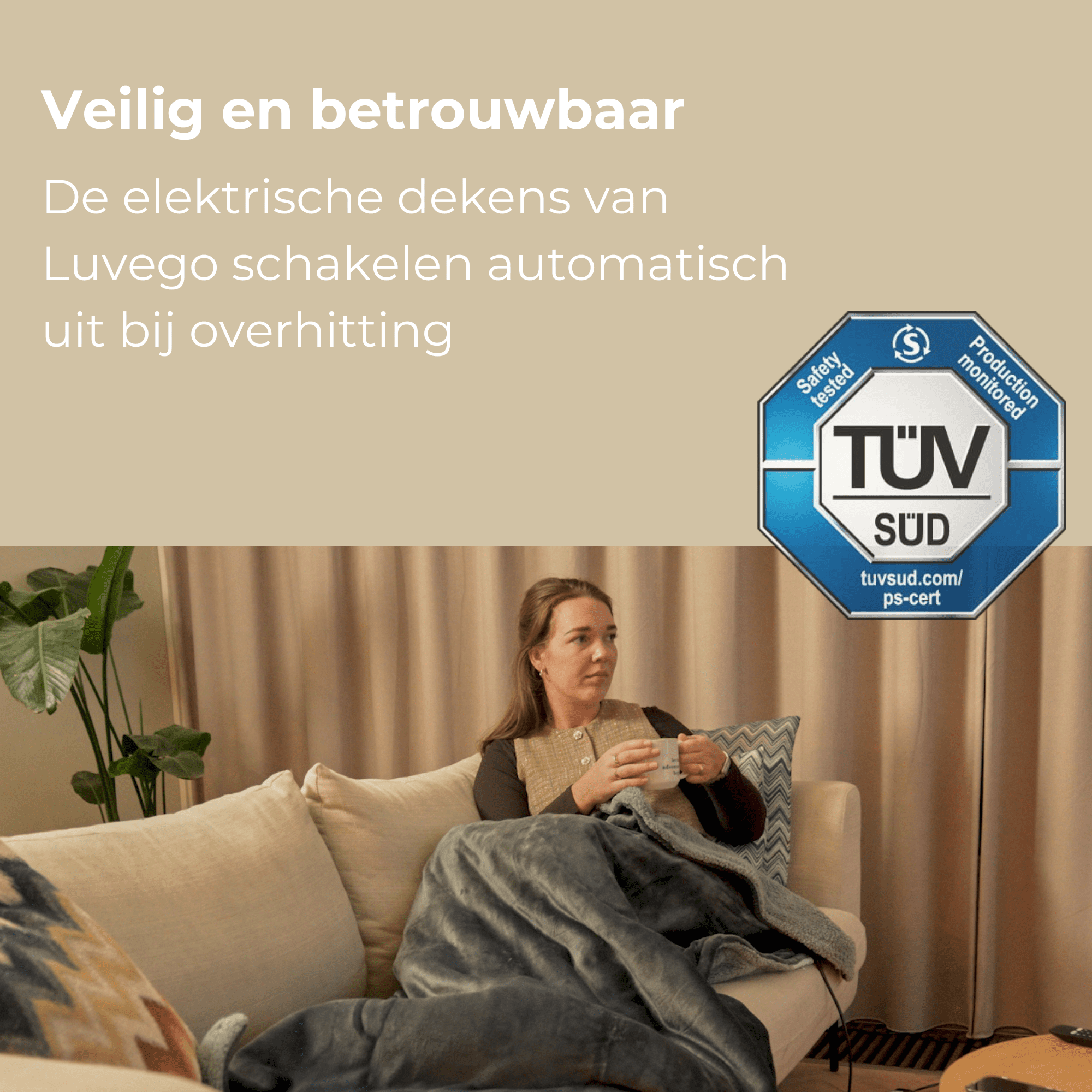 Frau sitzt auf dem Sofa, in eine Decke gehüllt, hält eine Tasse, mit TÜV-SÜD-Prüfzeichen.