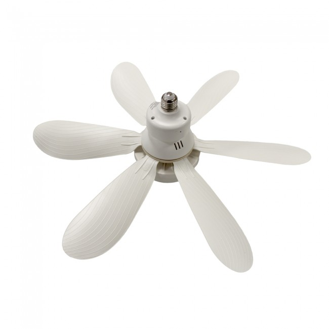 Un ventilador de techo blanco con seis aspas y un casquillo de bombilla en la parte superior sobre fondo blanco.